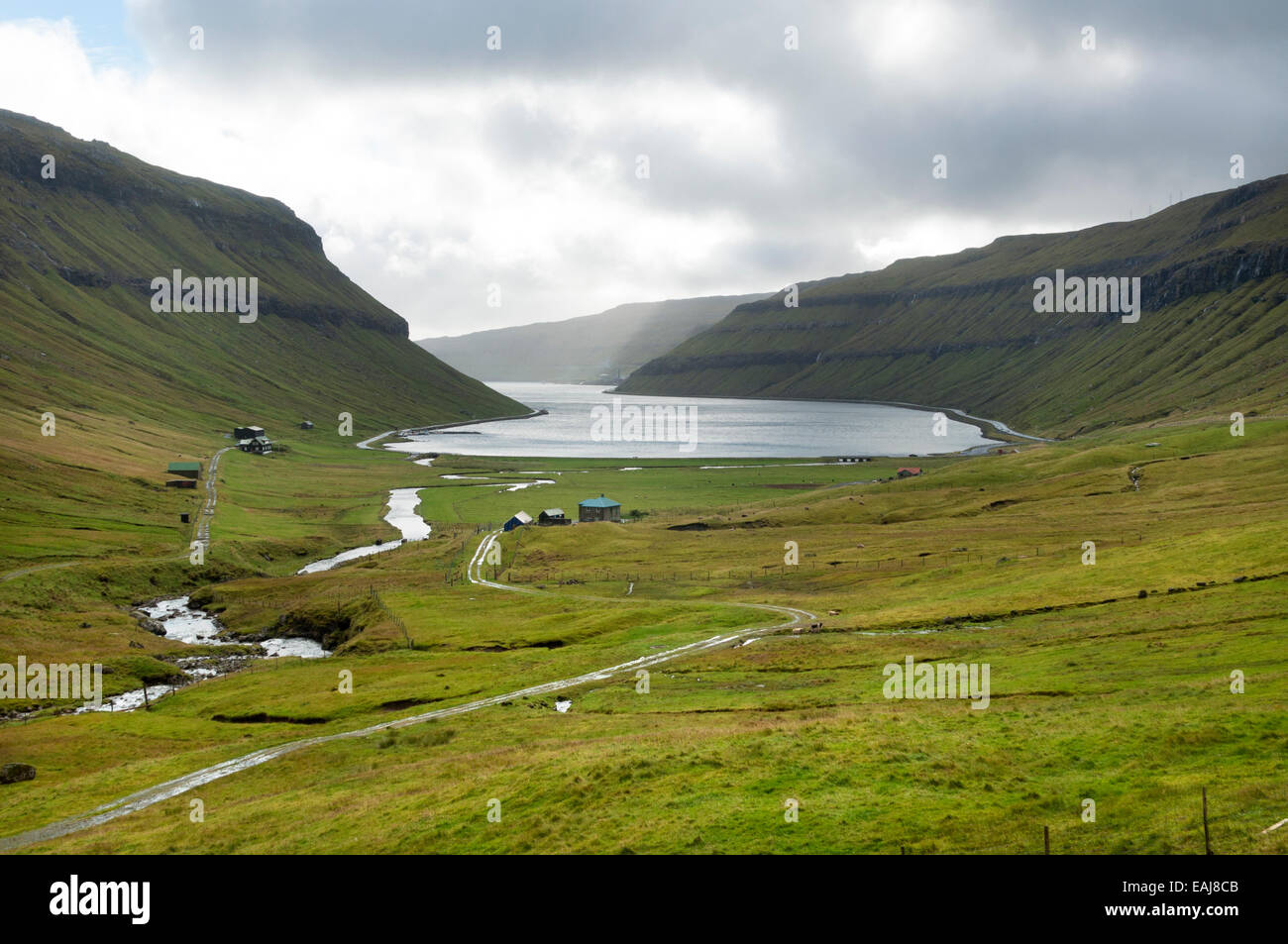 Eine kleine Bucht am Ende des Fjords, Färöer Inseln Stockfoto