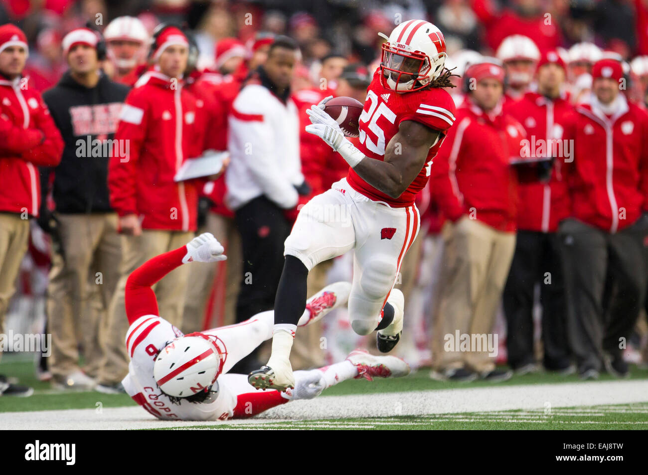 15. November 2014: Wisconsin Badgers Runningback Melvin Gordon #25 in Aktion während der NCAA Football-Spiel zwischen die Nebraska Cornhuskers und die Wisconsin Badgers im Camp Randall Stadium in Madison, Wisconsin. Wisconsin besiegte Nebraska 59-24. John Fisher/CSM Stockfoto