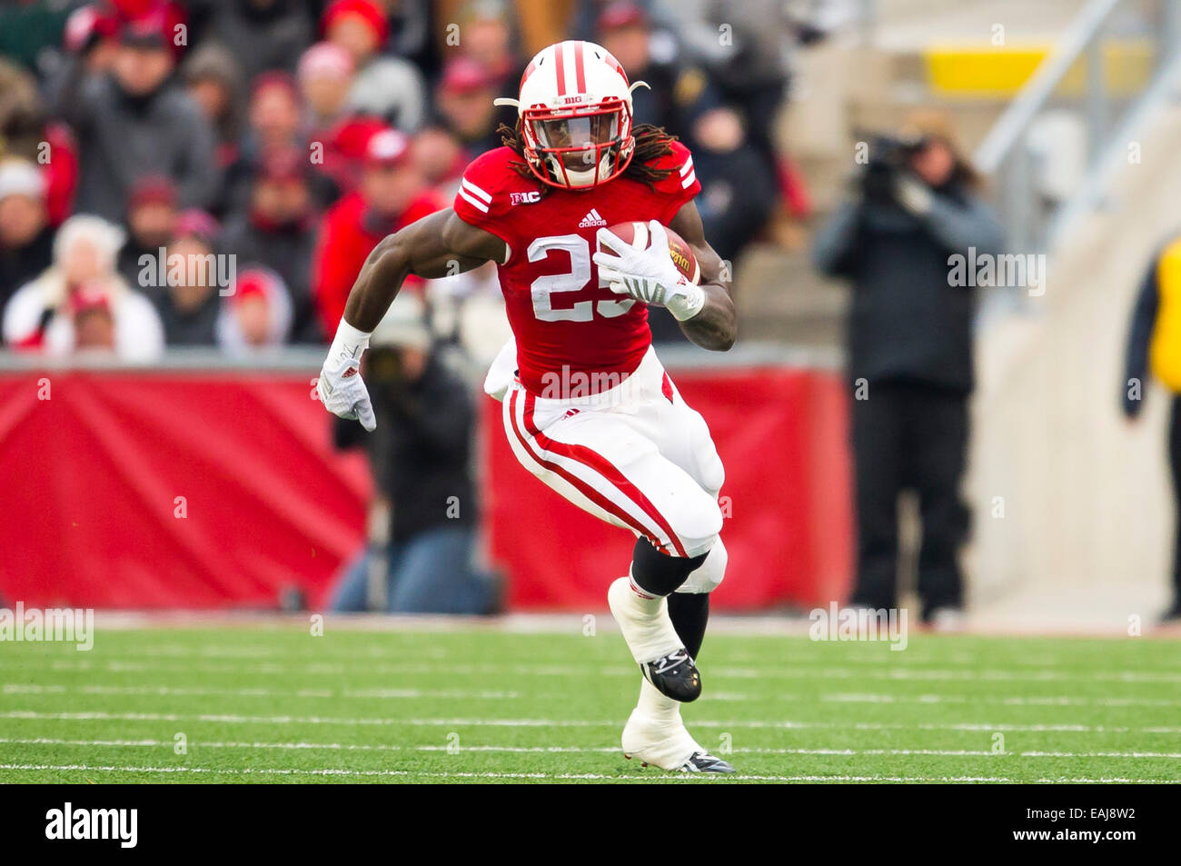 15. November 2014: Wisconsin Badgers Runningback Melvin Gordon #25 eilt für 42 Yards auf das Spiel während der NCAA Football-Spiel zwischen die Nebraska Cornhuskers und die Wisconsin Badgers im Camp Randall Stadium in Madison, Wisconsin. Wisconsin besiegte Nebraska 59-24. John Fisher/CSM Stockfoto