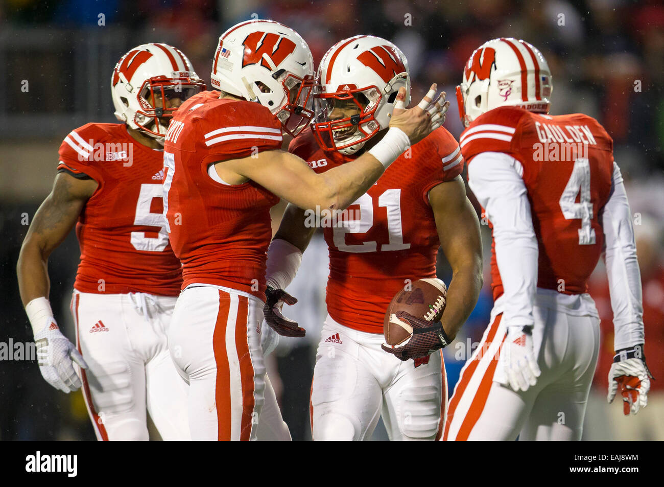 15. November 2014: Wisconsin Badgers Cornerback Peniel Jean #21 ist nach seiner Überwachung während der NCAA Football-Spiel zwischen die Nebraska Cornhuskers und die Wisconsin Badgers im Camp Randall Stadium in Madison, WI von Teamkollegen gratulierte. Wisconsin besiegte Nebraska 59-24. John Fisher/CSM Stockfoto