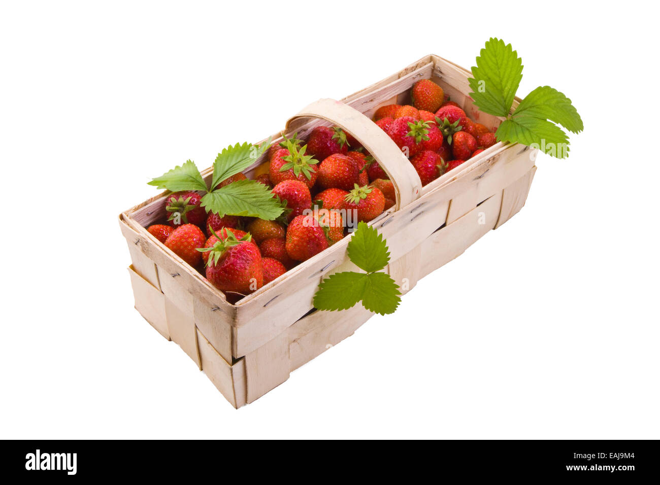 Frische saftige Erdbeeren in hölzernen Korb isoliert auf weiss Stockfoto