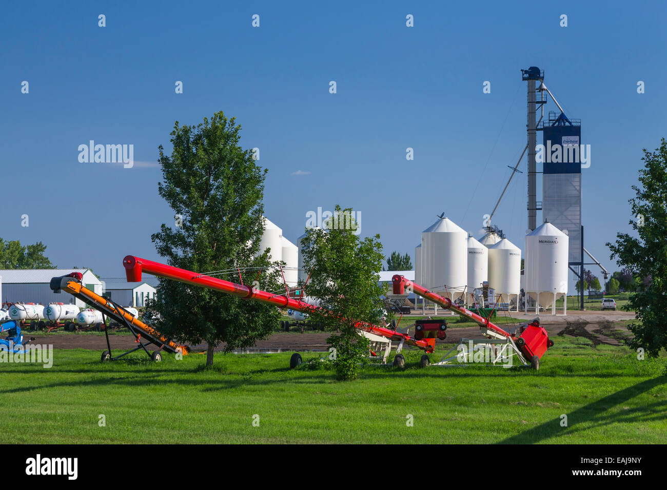 Landwirtschaftliche Geräte und Korn-Kästen an der Washburn, North Dakota, USA. Stockfoto