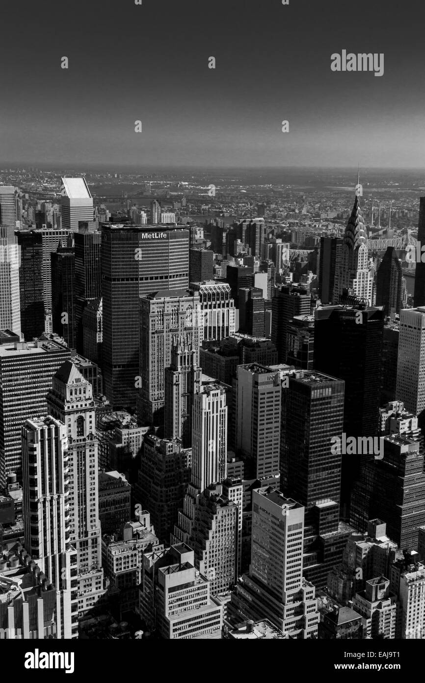 New York City shot in Schwarzweiß über die Insel Manhattan an einige der ursprünglichen Wolkenkratzer auf der Suche Stockfoto