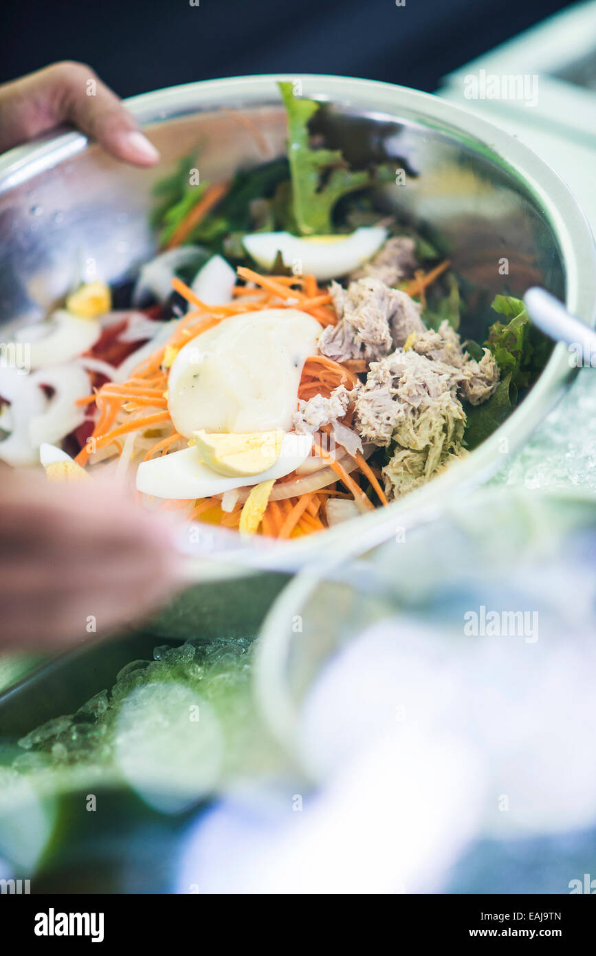 Thunfisch machen Salat in Metallschale Stockfoto