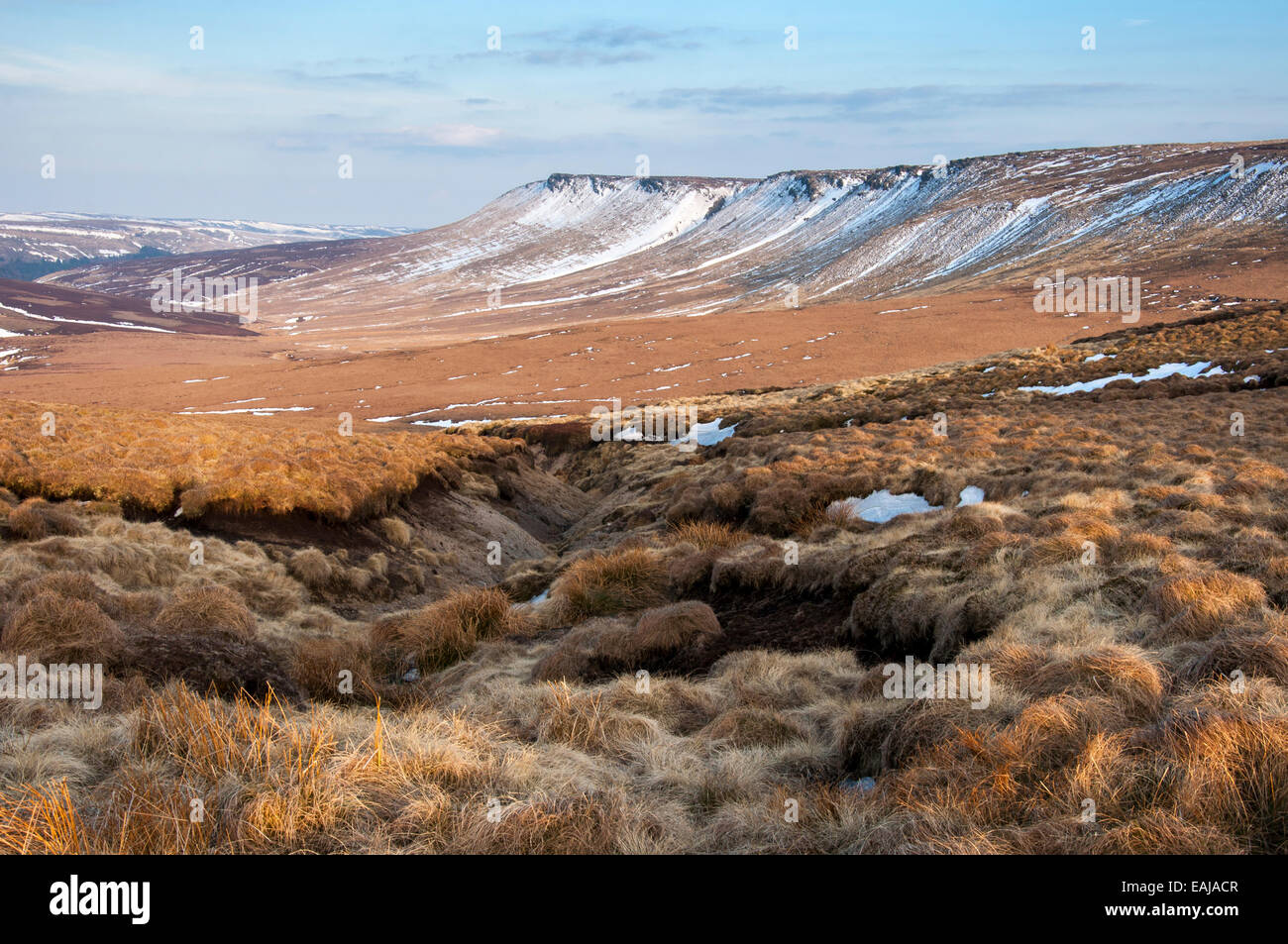 Dramatische Moorlandschaft mit Blick auf Kinder Scout Plateau. Bleibt der späten Winterschnee. Stockfoto