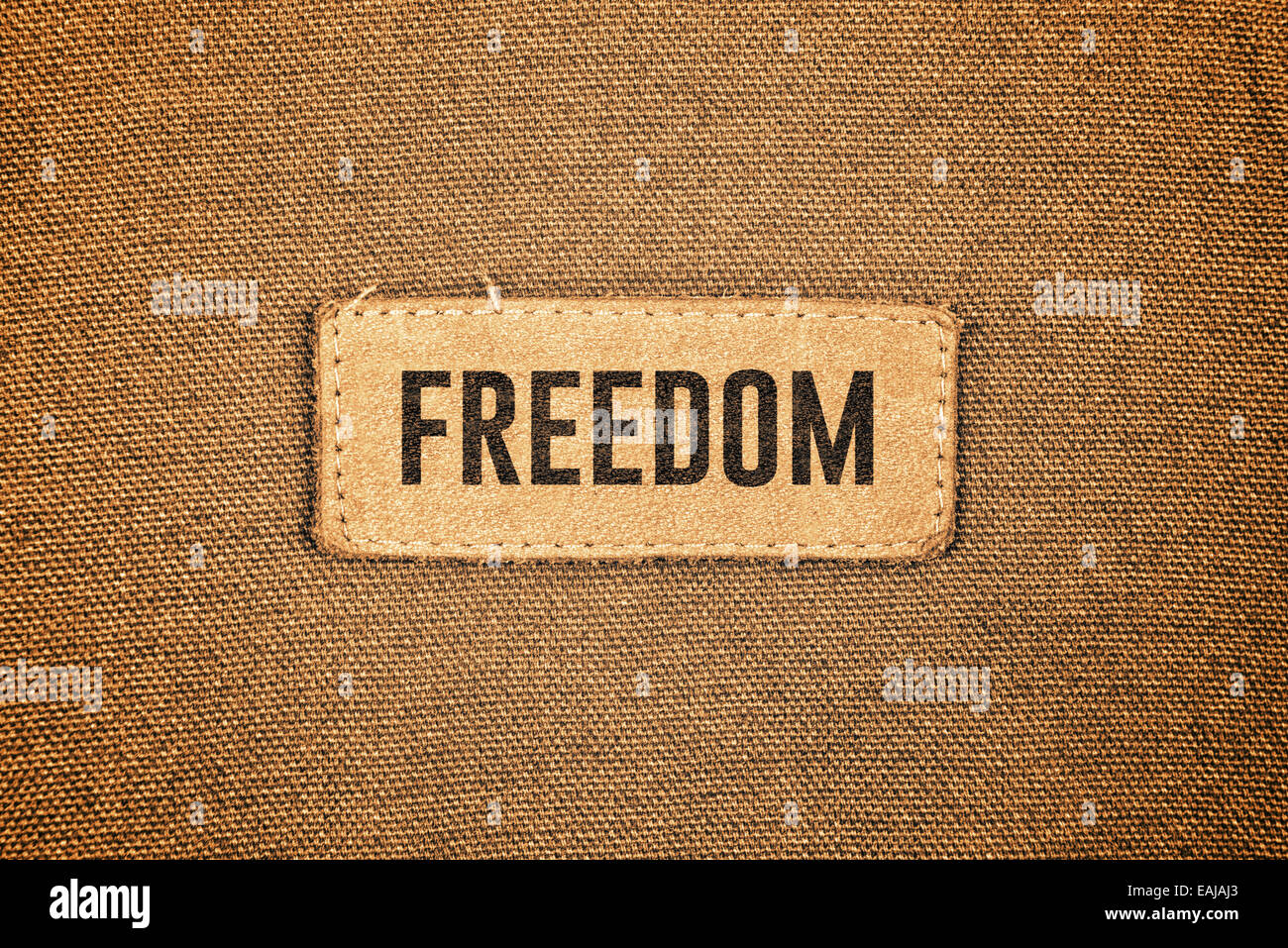 Freiheit-Leder-Label-Tag auf Baumwolle Materialtextur Hintergrund. Stockfoto