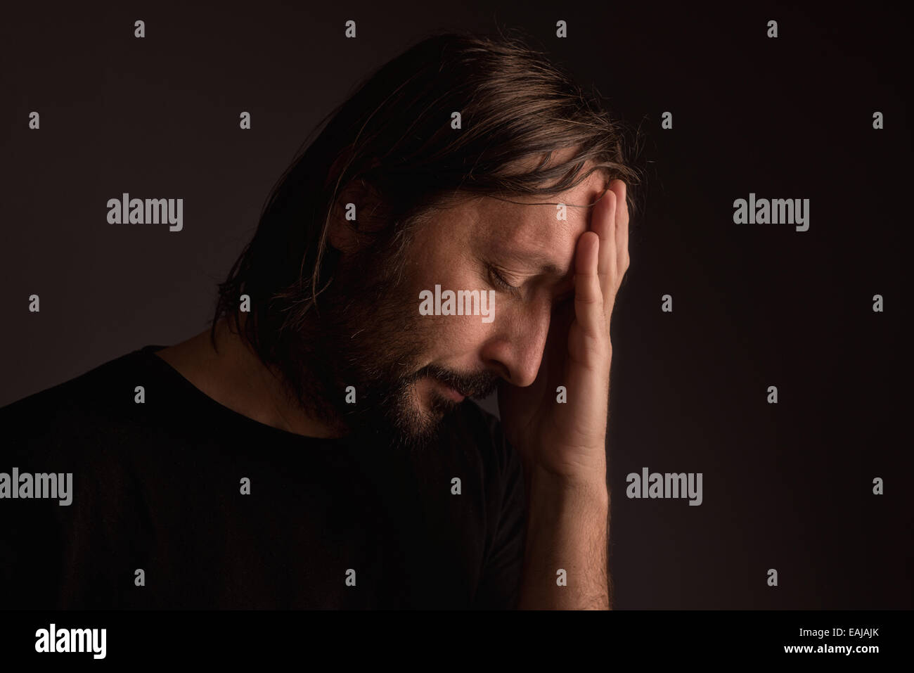 Bärtiger erwachsenen Mann mit Migräne, niedrige wichtige Porträt Stockfoto