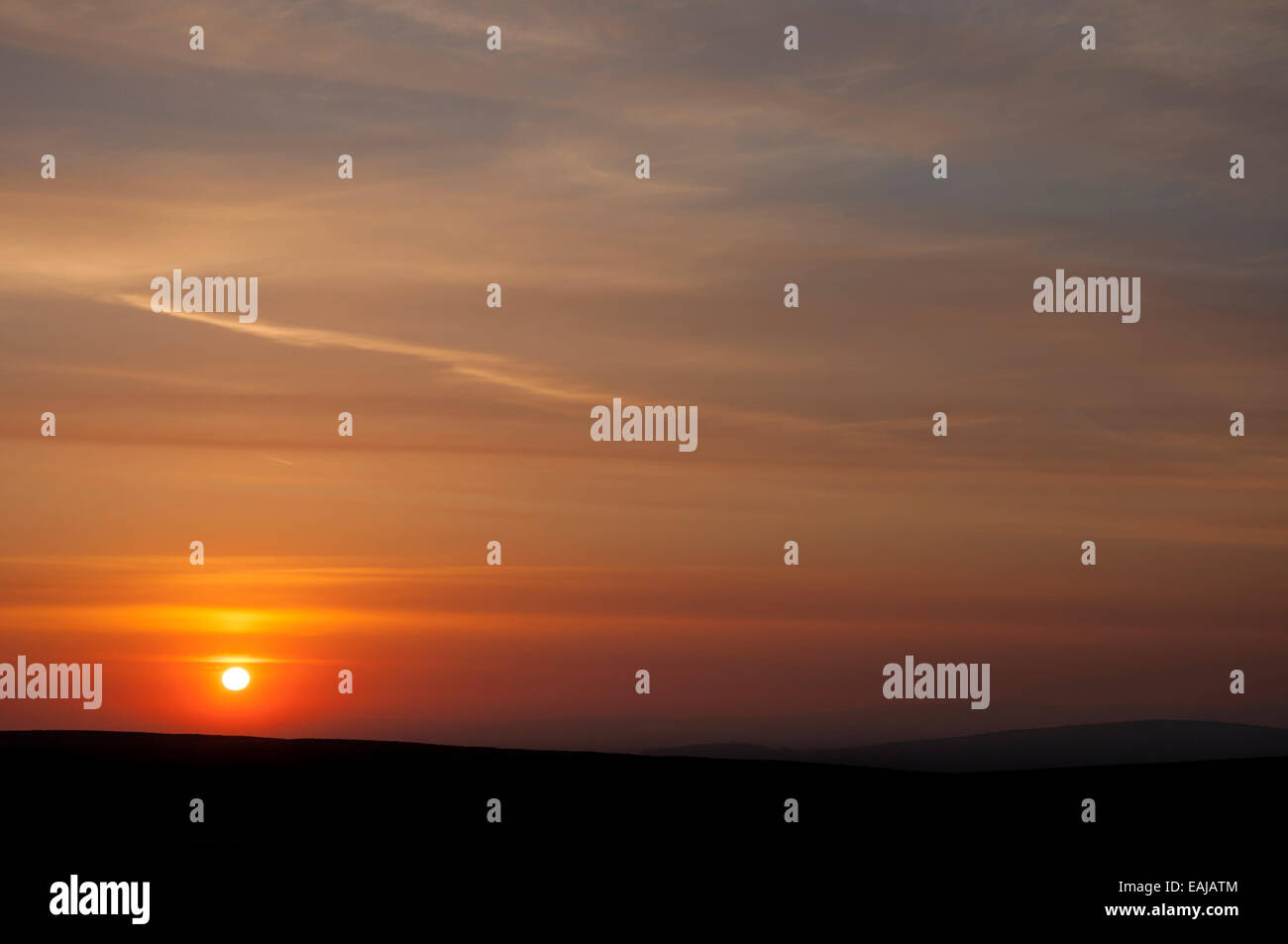 Schöner Sonnenuntergang über die Mauren über Glossop, Derbyshire, mit Farbe in den hohen Wolken. Stockfoto