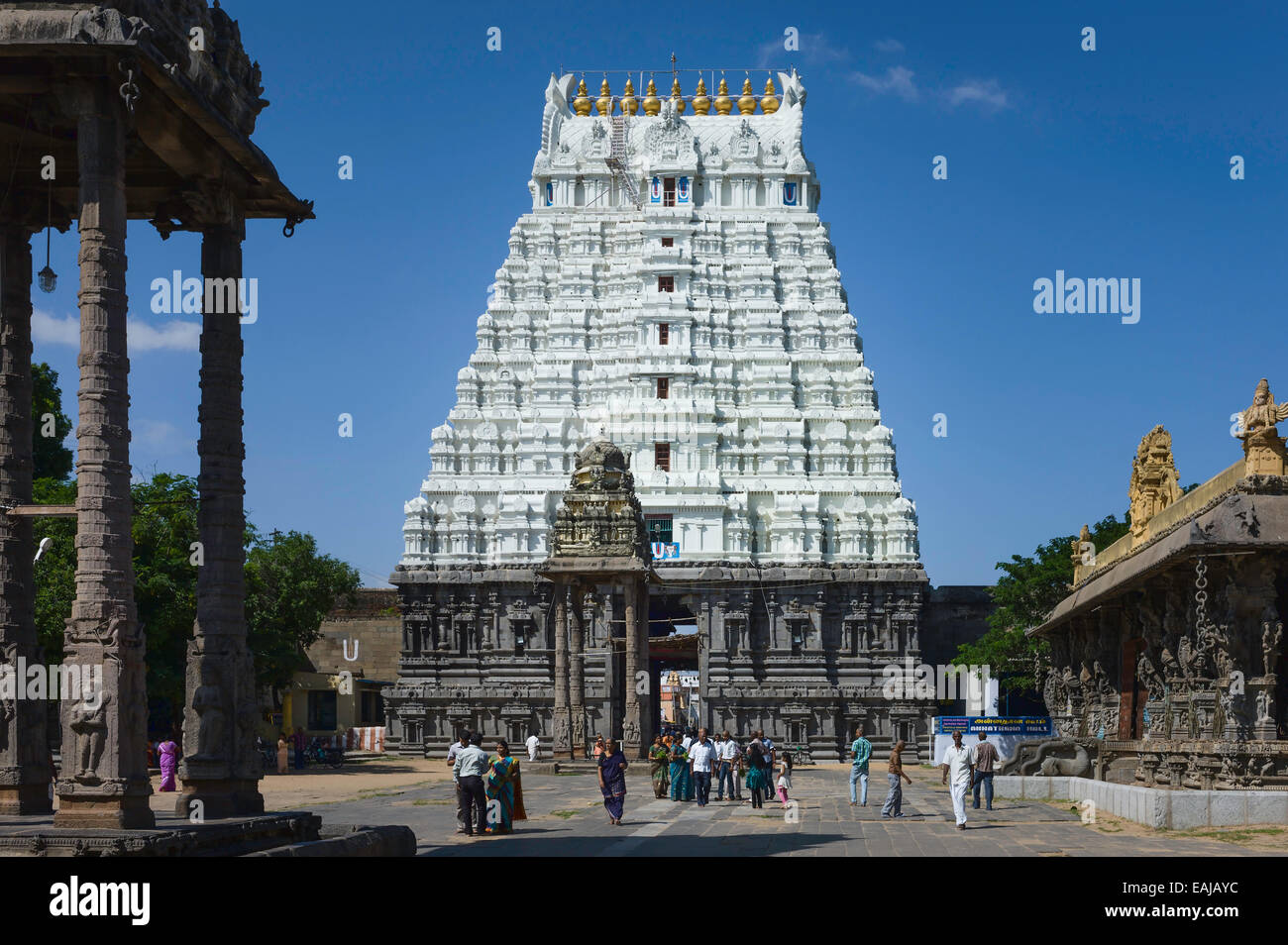 Besucher drängen sich in den schönen Kanchi Kamakshi Hindu Tempel in Kancheepuram, Tami Stockfoto