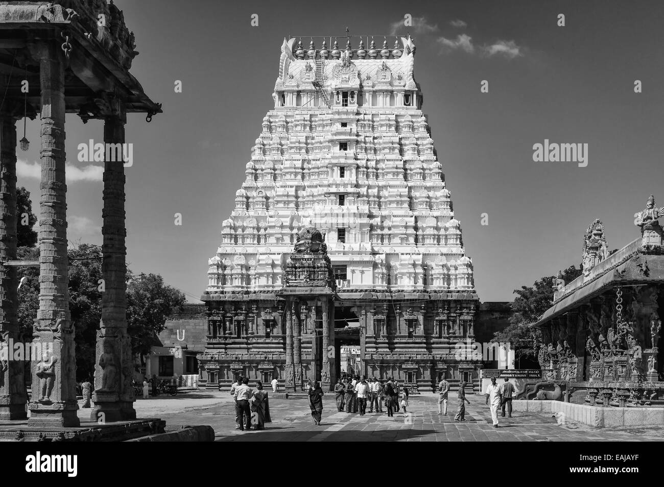 Besucher drängen sich in den schönen Kanchi Kamakshi-Tempel in Kancheepuram, Tamil Nadu, Indien. Stockfoto