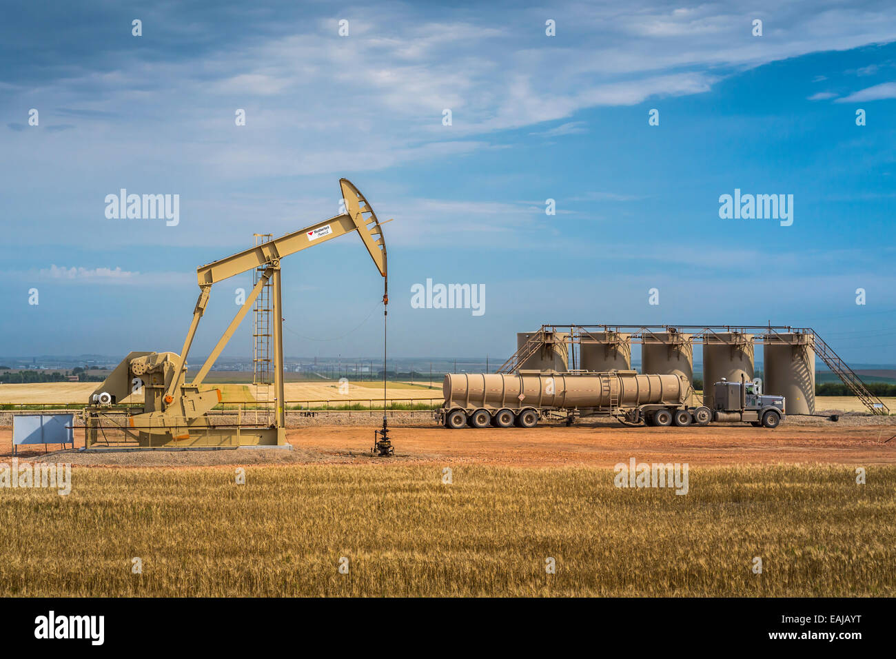 Ein Öl-Pumper, Öllagertanks und ein LKW in den Bakken spielen Öl f-Feldern in der Nähe von Williston, North Dakota, USA. Stockfoto