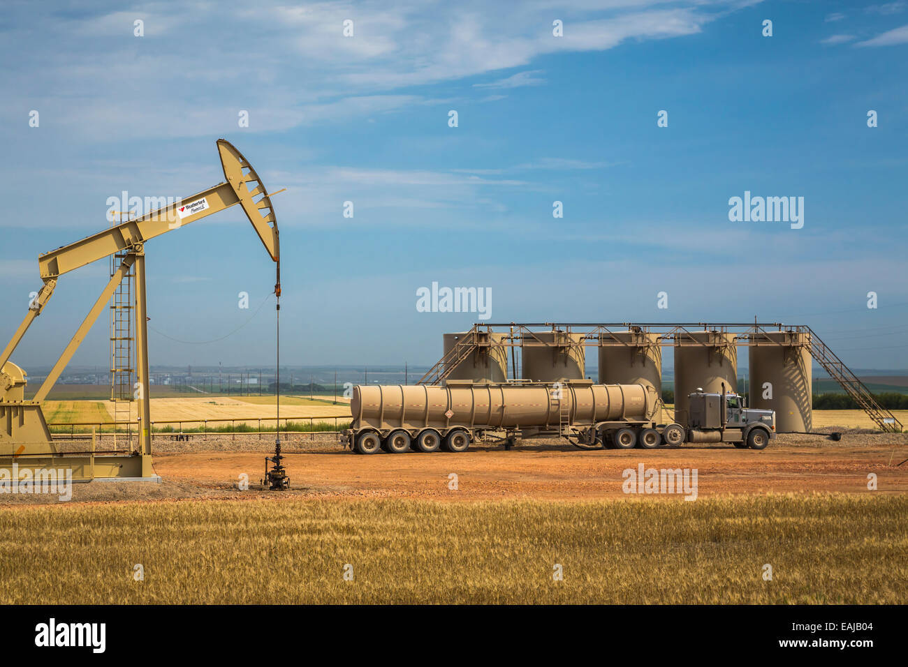 Ein Öl-Pumper, Öllagertanks und ein LKW in den Bakken spielen Öl f-Feldern in der Nähe von Williston, North Dakota, USA. Stockfoto
