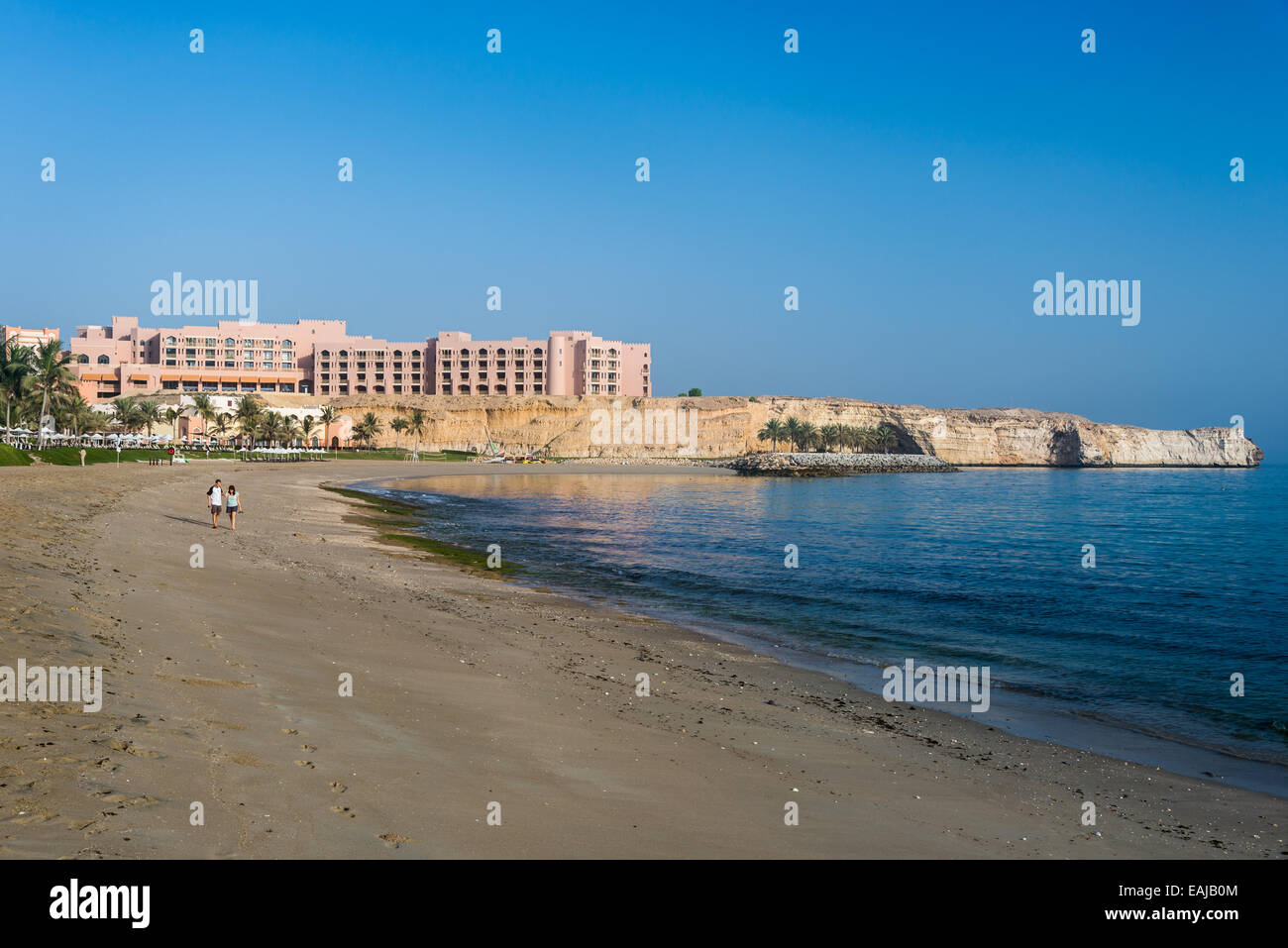 Luxushotel auf einem Kalksteinfelsen an einem Sandstrand. Muscat, Oman. Stockfoto