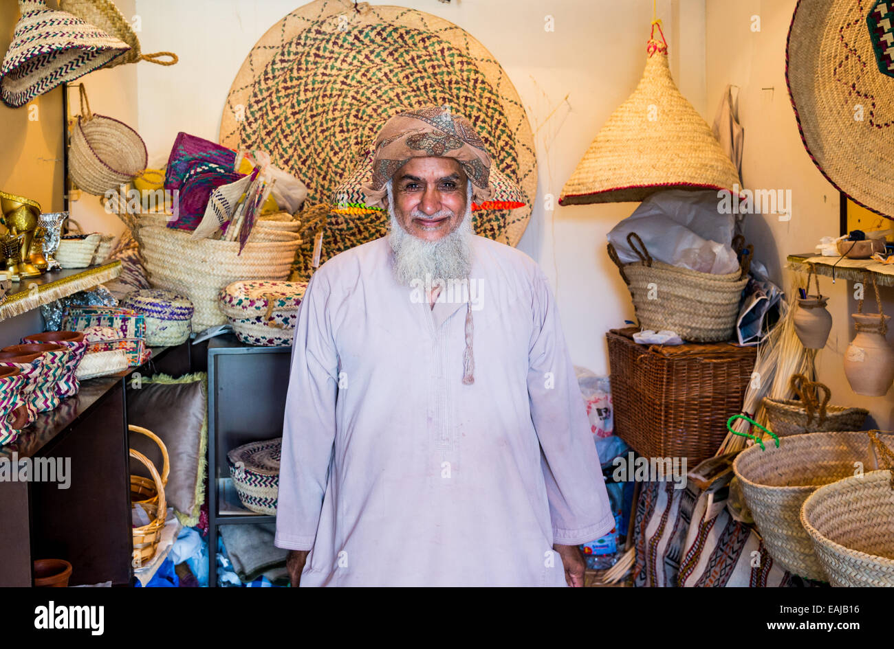 Eine ältere omanischen Ladenbesitzer. Muscat, Oman. Stockfoto