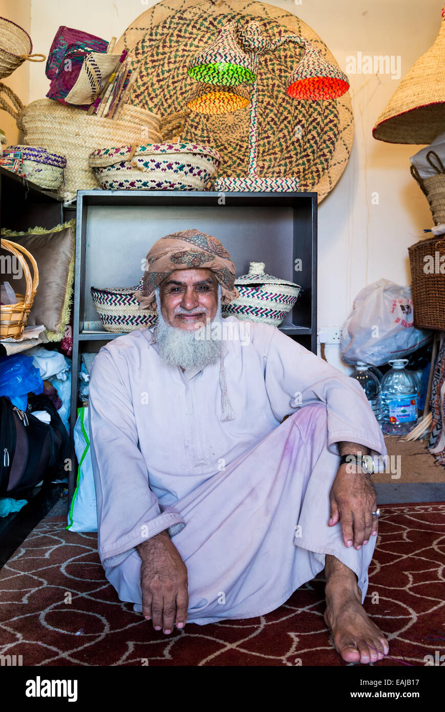 Eine ältere omanischen Ladenbesitzer. Muscat, Oman. Stockfoto