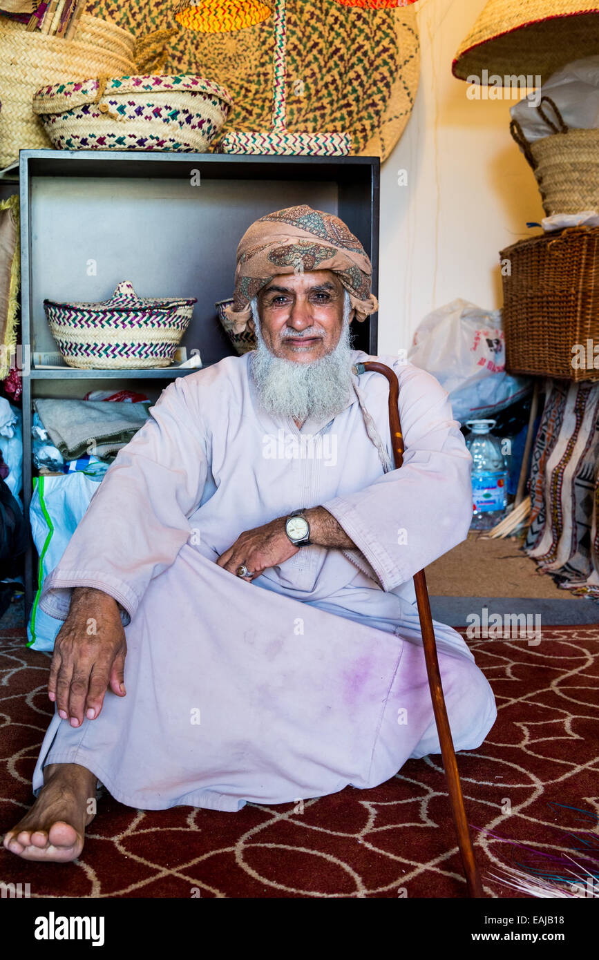 Eine ältere omanischen Ladenbesitzer. Muscat, Oman. Stockfoto