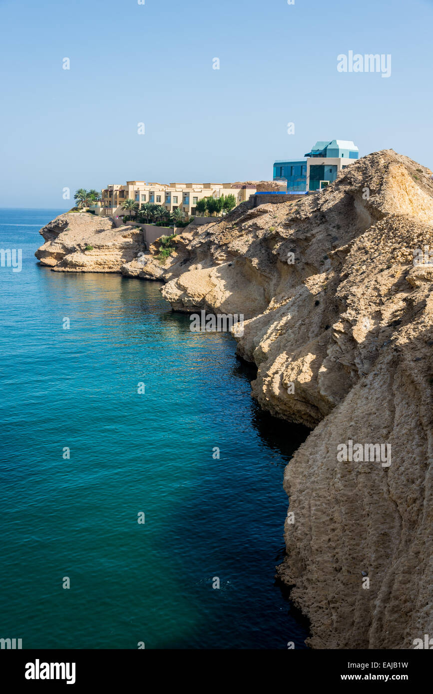 Luxus-Hotelzimmer und Appartements auf Kalksteinfelsen vom arabischen Meer. Oman. Stockfoto