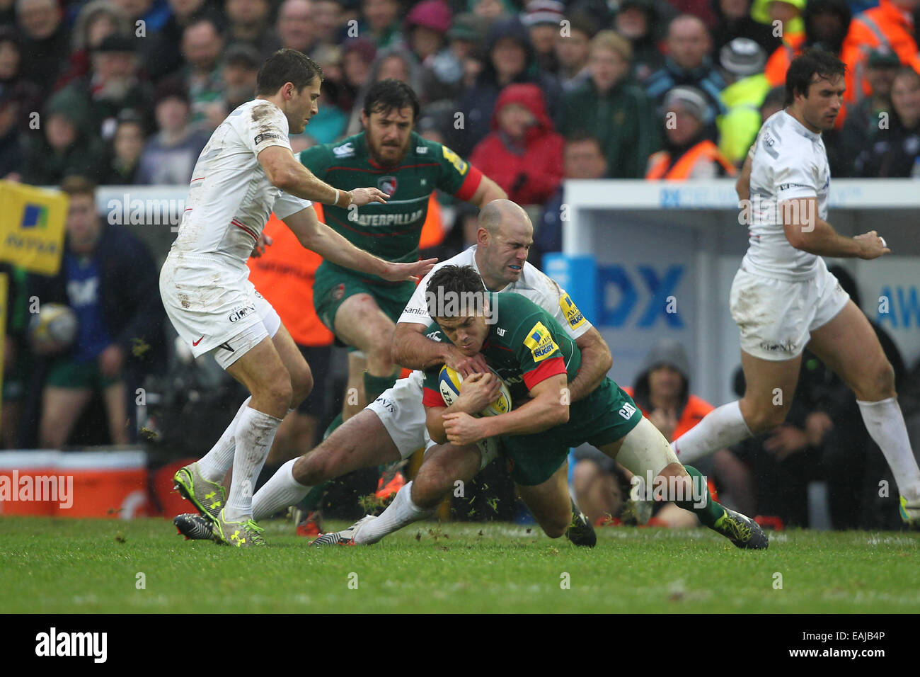 Leicester, UK. 16. November 2014. Aviva Premiership. Leicester Tigers gegen Sarazenen. Anthony Allen (Leicester) von Charlie Hodgson (Sarazenen) in Angriff genommen wird. Bildnachweis: Aktion Plus Sport/Alamy Live-Nachrichten Stockfoto