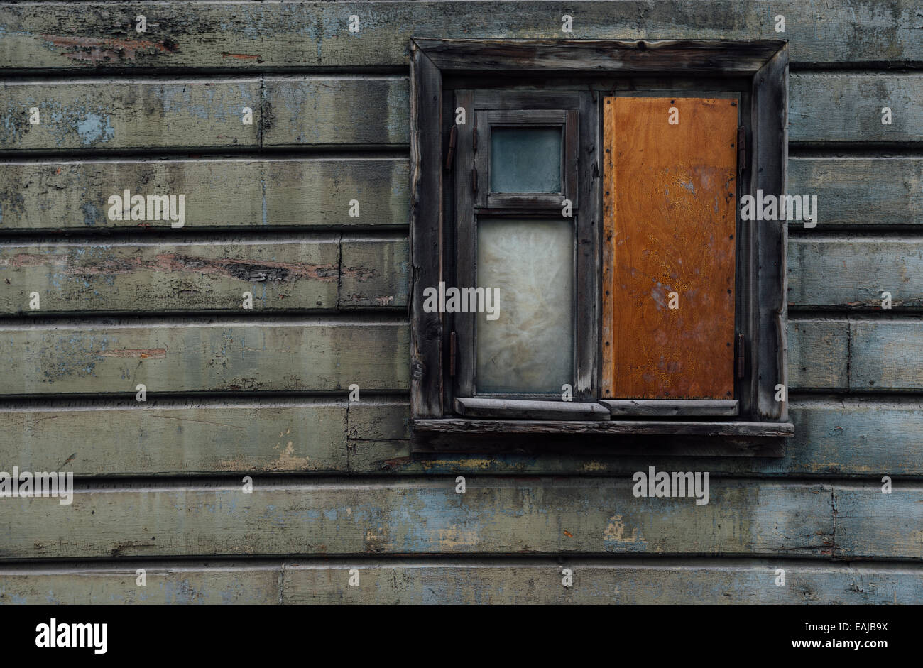 Alte Holzfenster und Wand in Tallinn, Estland Stockfoto