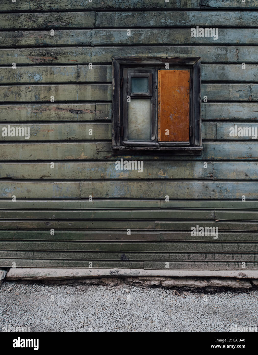 Alte Holzfenster und Wand in Tallinn, Estland Stockfoto