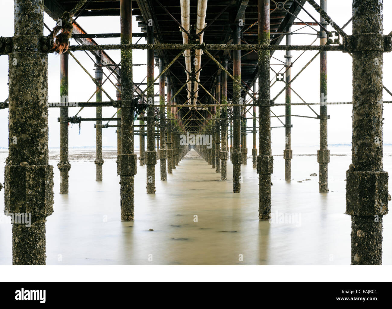 Unter dem Eisen Barnacle verkrustete Struktur von Southend auf Meer Pier. Stockfoto