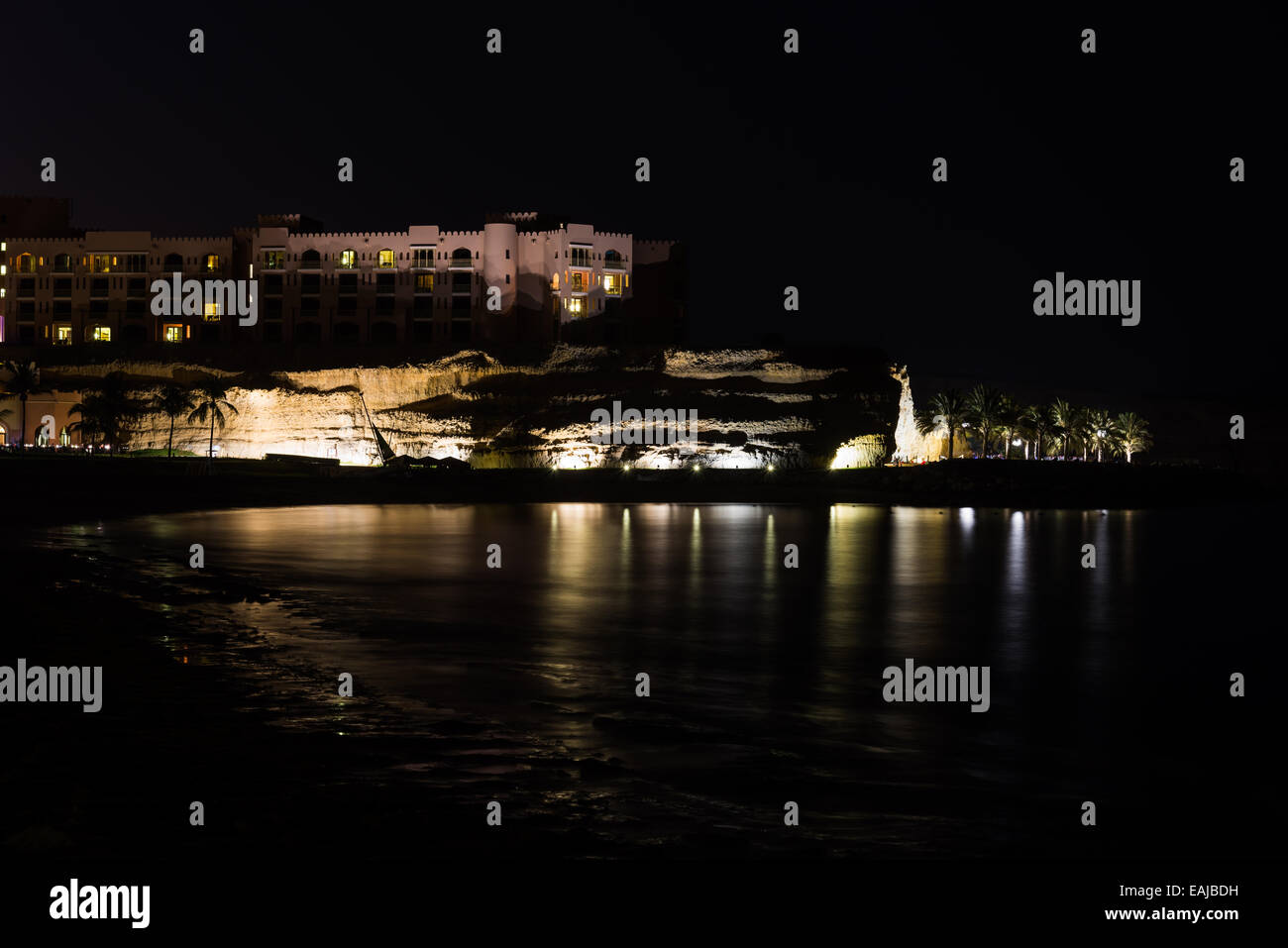 Hotel Al Husn (das Schloss) steht auf einem Kalksteinfelsen in der Nacht. Oman. Stockfoto