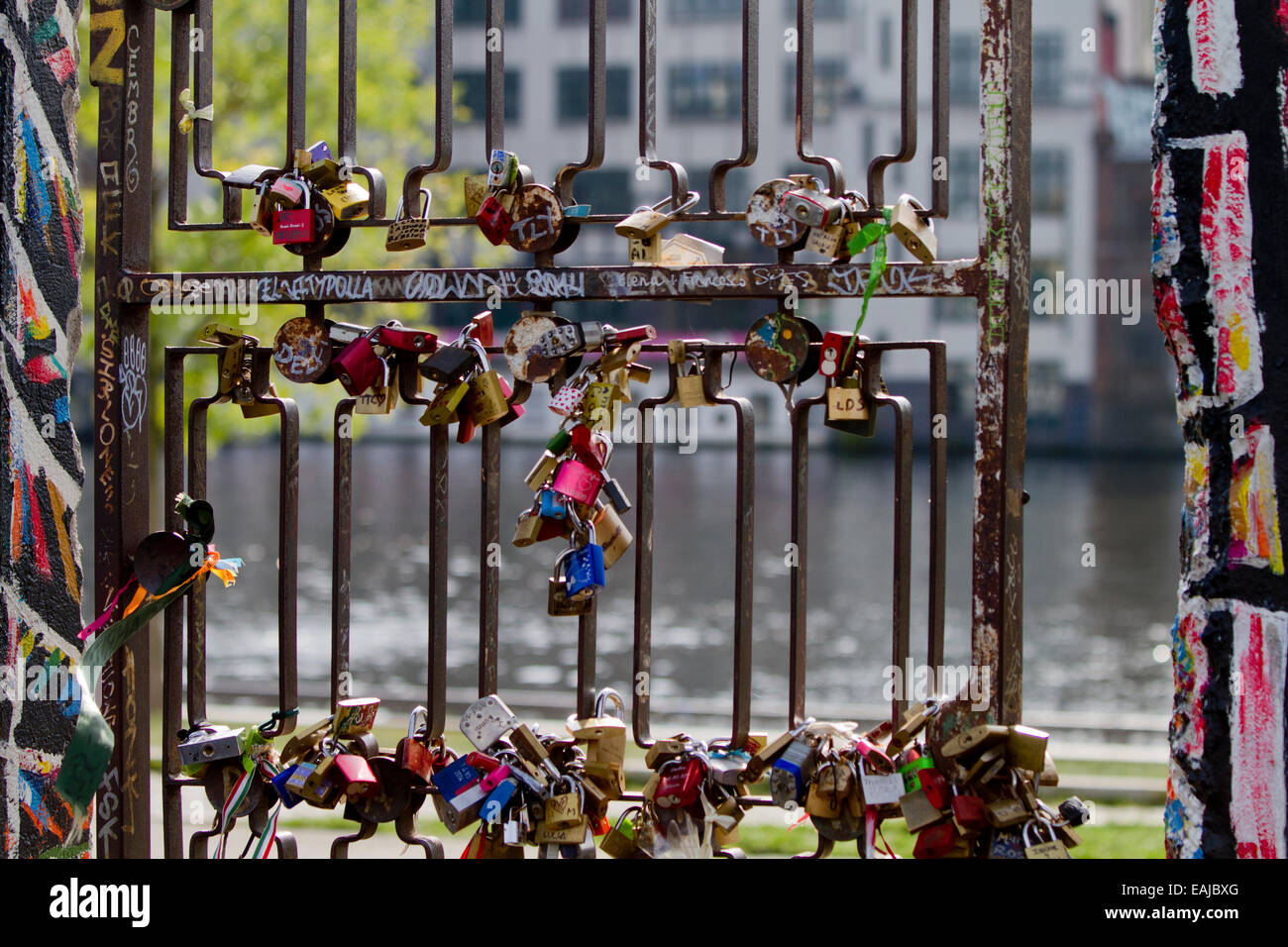 Graffiti-Kunst Berlin Tourist Tor Liebesschlösser Stockfoto