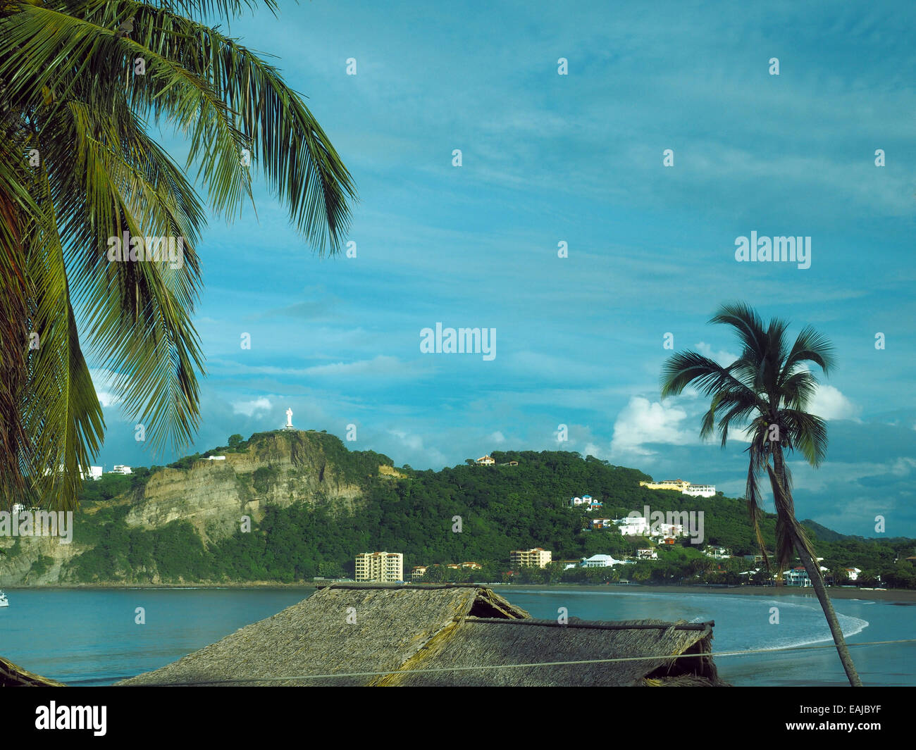 Landschaft Badeort San Juan del Sur Nicaragua mit Wahrzeichen Statue Jesus Christus am Berg im zentralen Pazifischen Ozean A Stockfoto