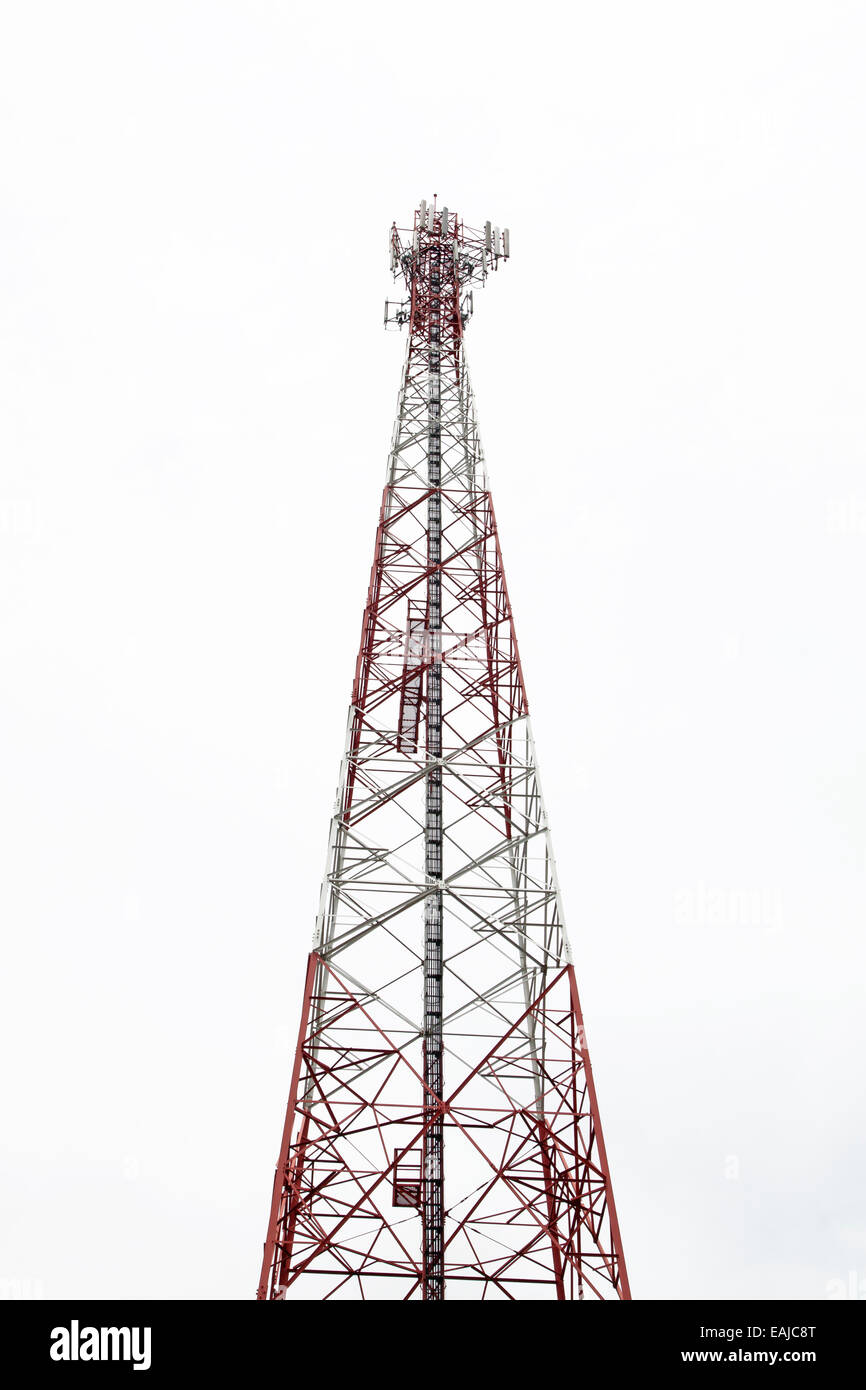 Telekommunikation-Mast mit Mikrowellenverbindung und TV-Sendeantennen auf blauen Himmel. Stockfoto