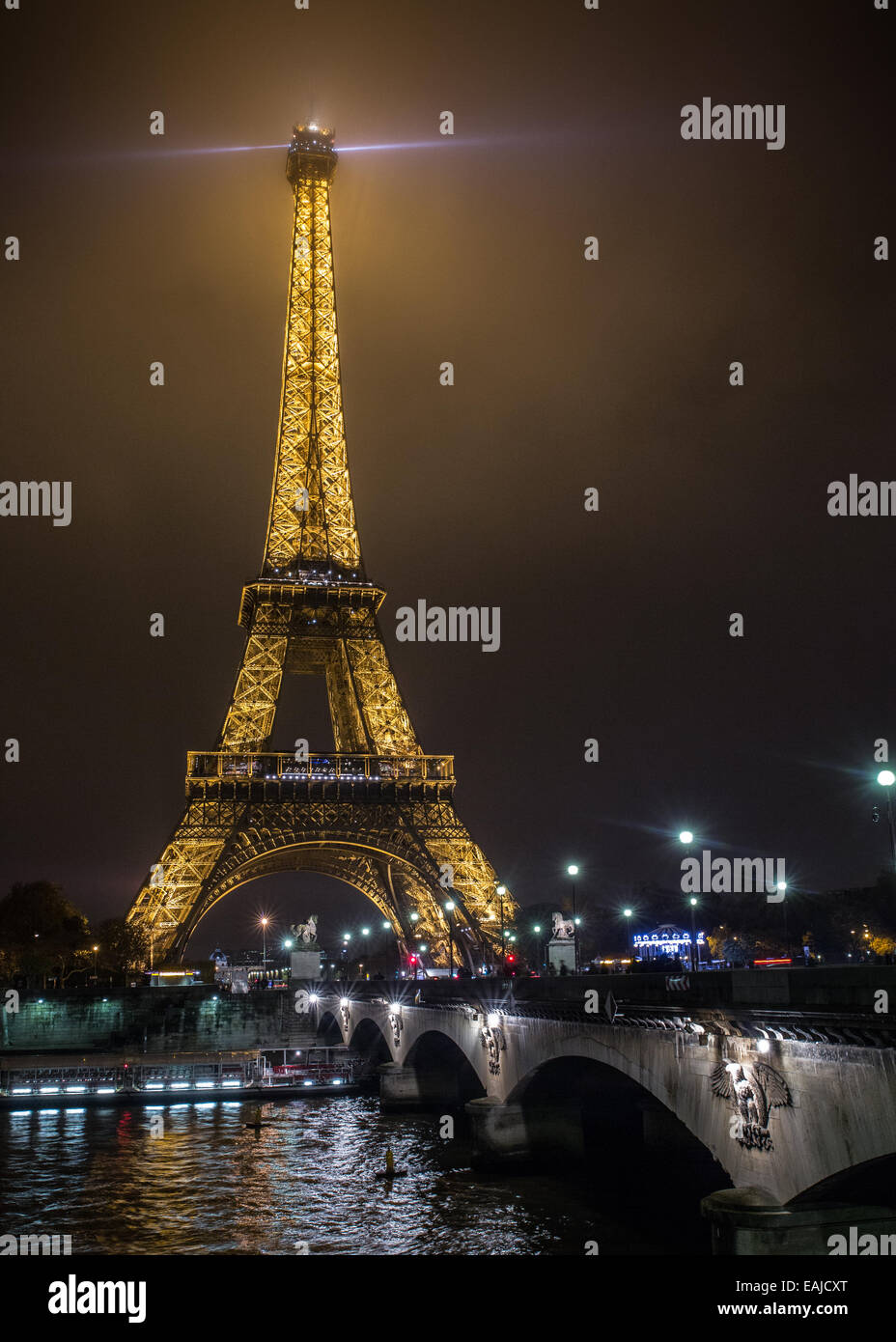 Macht Der Eiffelturm Nachts Zur Vollen Stunde Eiffelturm bei nacht -Fotos und -Bildmaterial in hoher Auflösung – Alamy