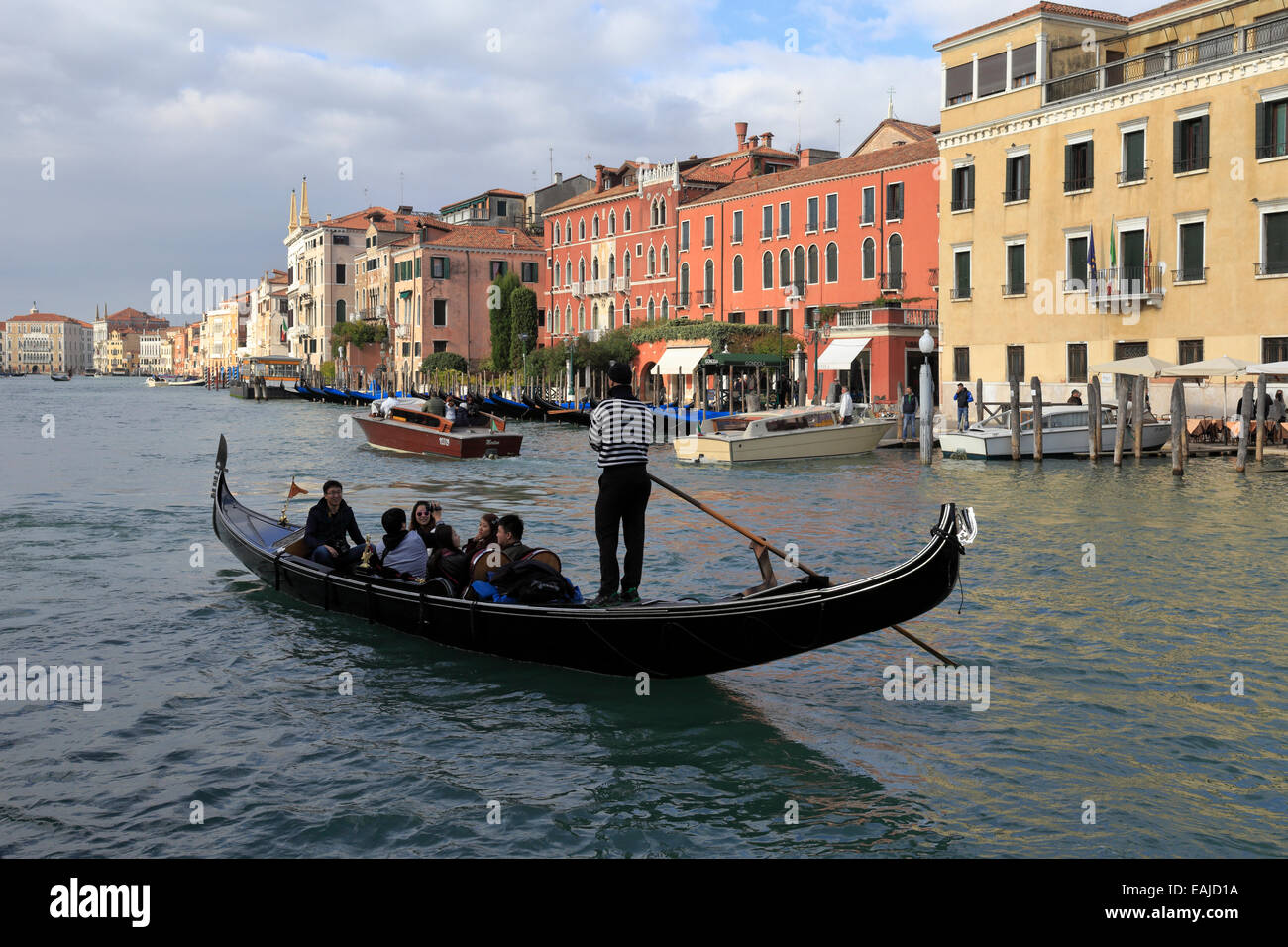 Japanische Touristen in einer Gondel über den Canale Grande, Venedig, Italien. Stockfoto