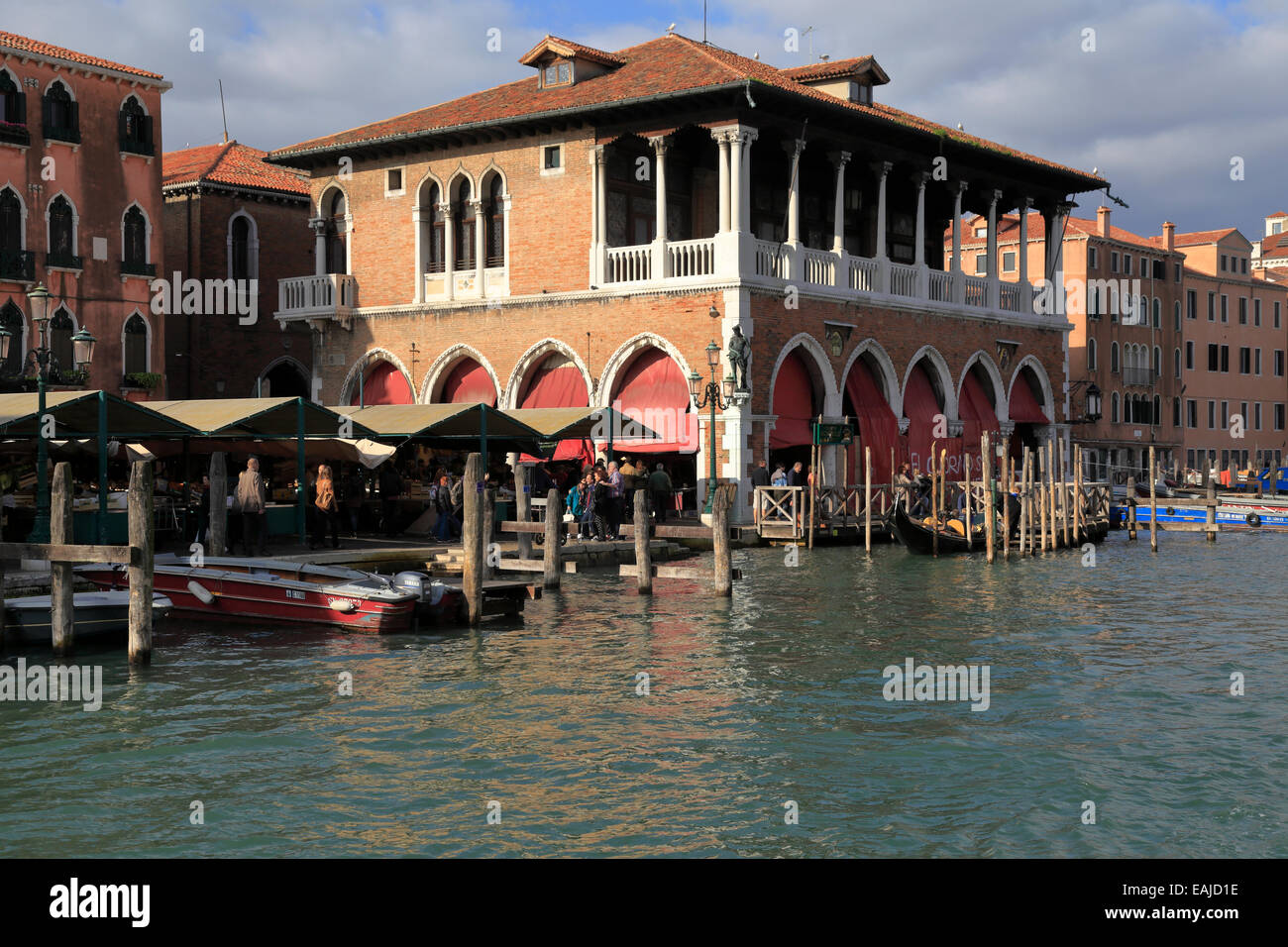 Die Rialto Fischmarkt durch den Canal Grande, Venedig, Italien. Stockfoto