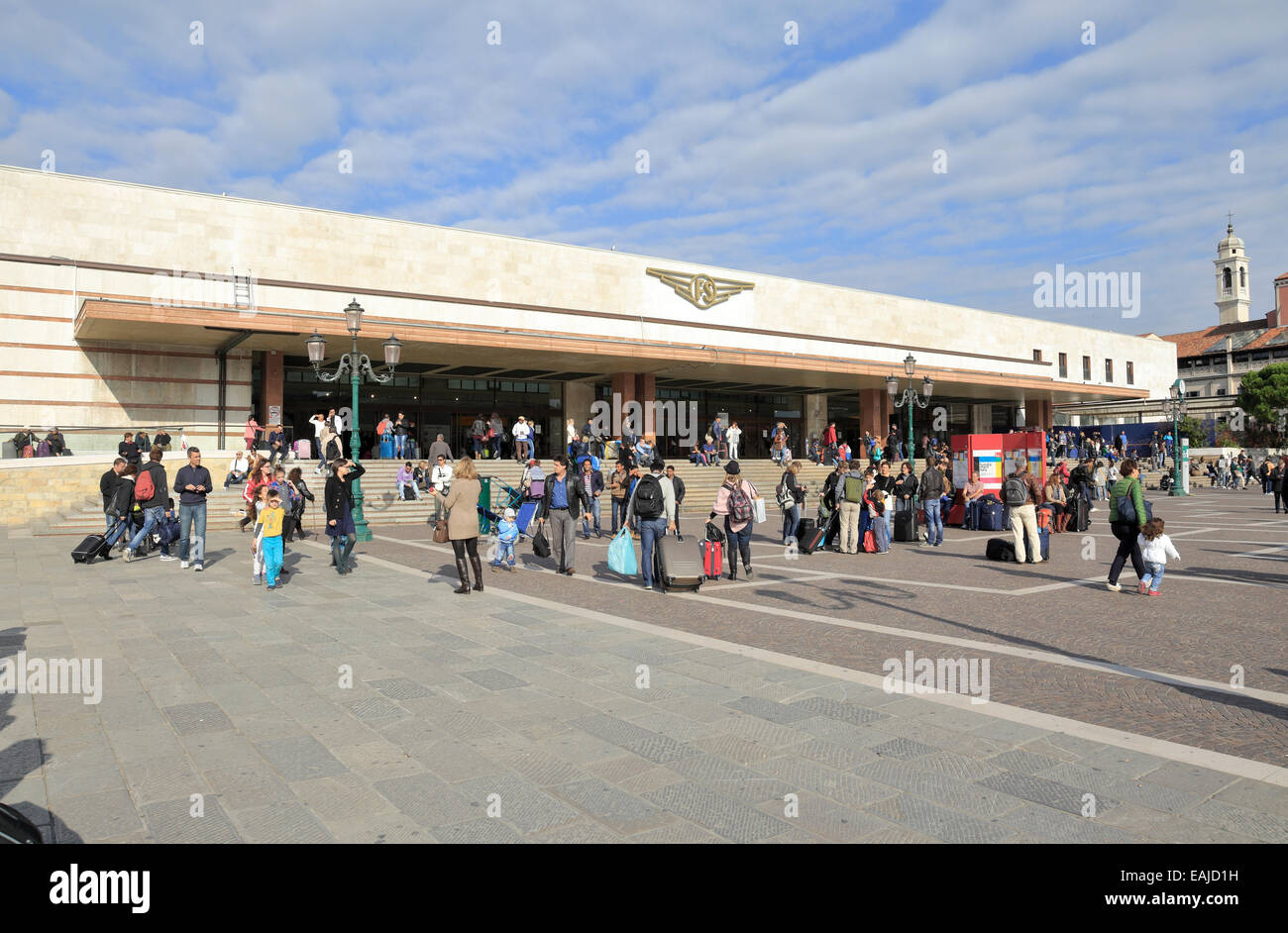 Reisende außerhalb vom Bahnhof Santa Lucia, Venedig, Italien