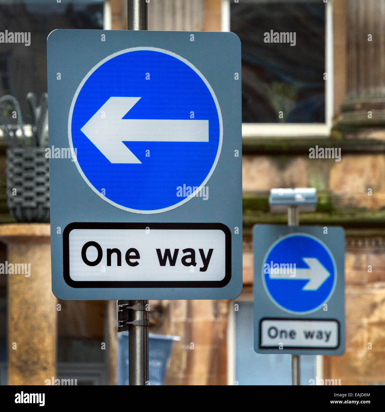 Zwei "weichen" Straße Hinweisschilder gegenläufig zu reisen, Glasgow, Scotland, UK Stockfoto