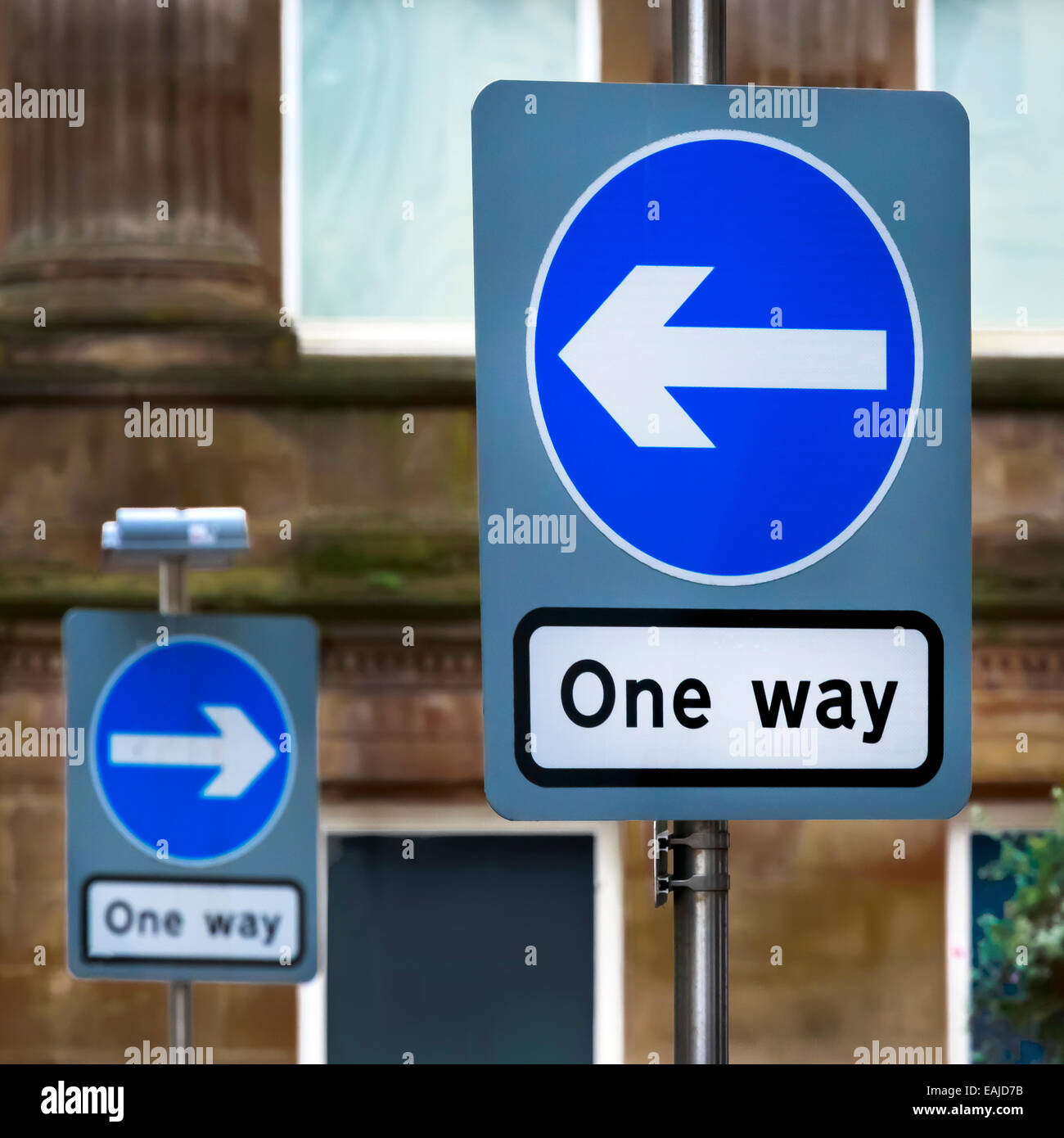 Zwei Verkehrsschilder mit widersprüchliche Anweisungen, Glasgow, Schottland, UK Stockfoto
