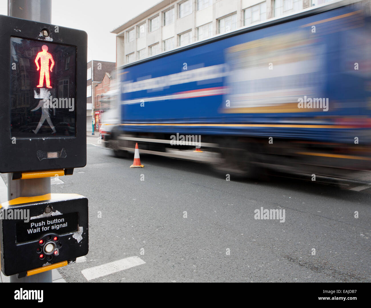 Bewegung verwischt Menschen überqueren am Pelican crossing Southport, Merseyside, UK Stockfoto