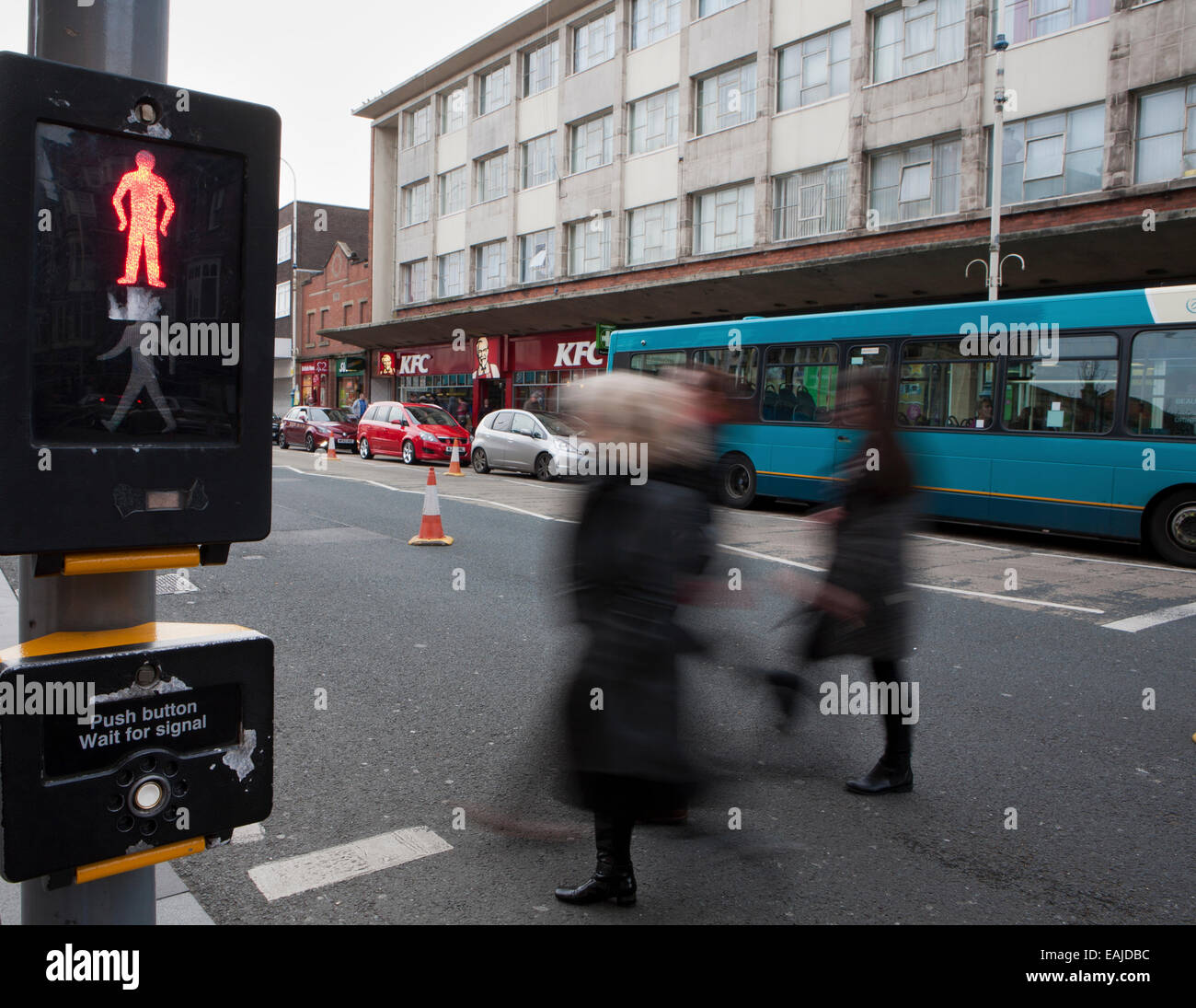 Bewegung verwischt Menschen überqueren am Pelican crossing Southport, Merseyside, UK Stockfoto