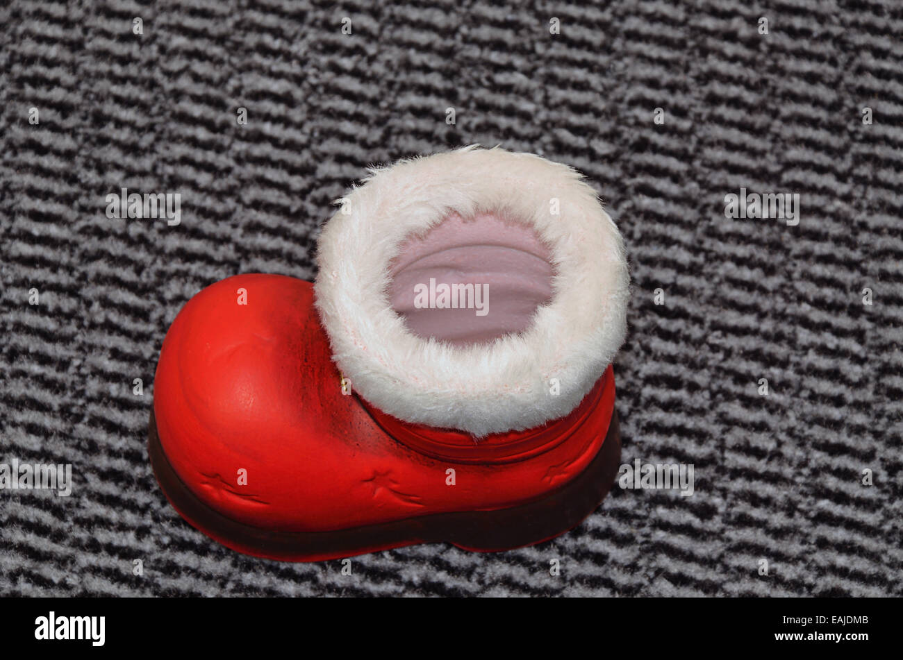 Santa rote Stiefel, leer, Nahaufnahme, isoliert auf grauem Hintergrund Stockfoto