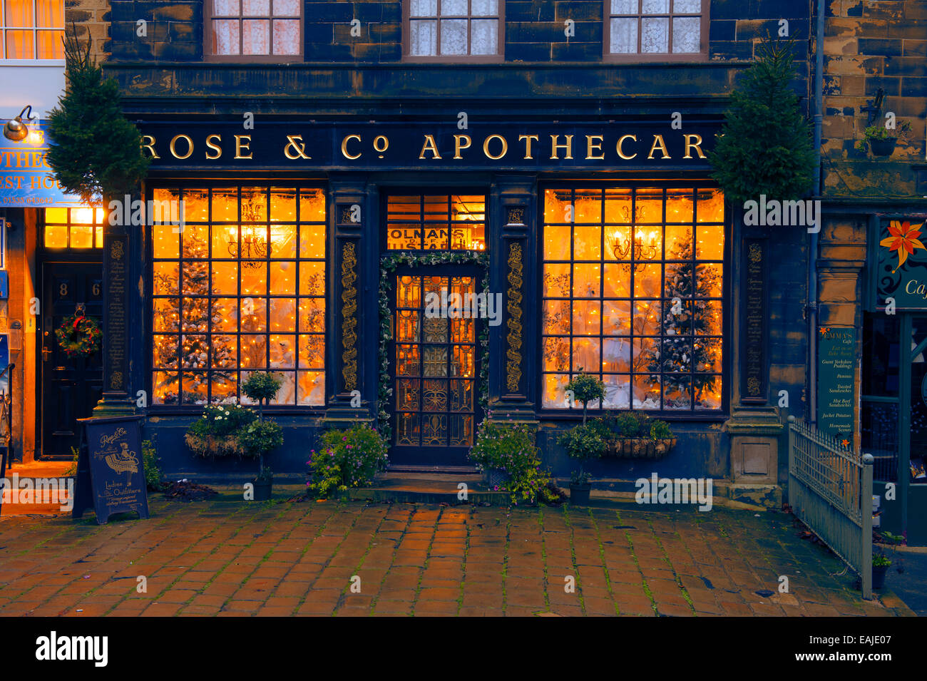 Rose und co Apotheker Schaufenster display Haworth Hauptstraße zu Weihnachten Stockfoto