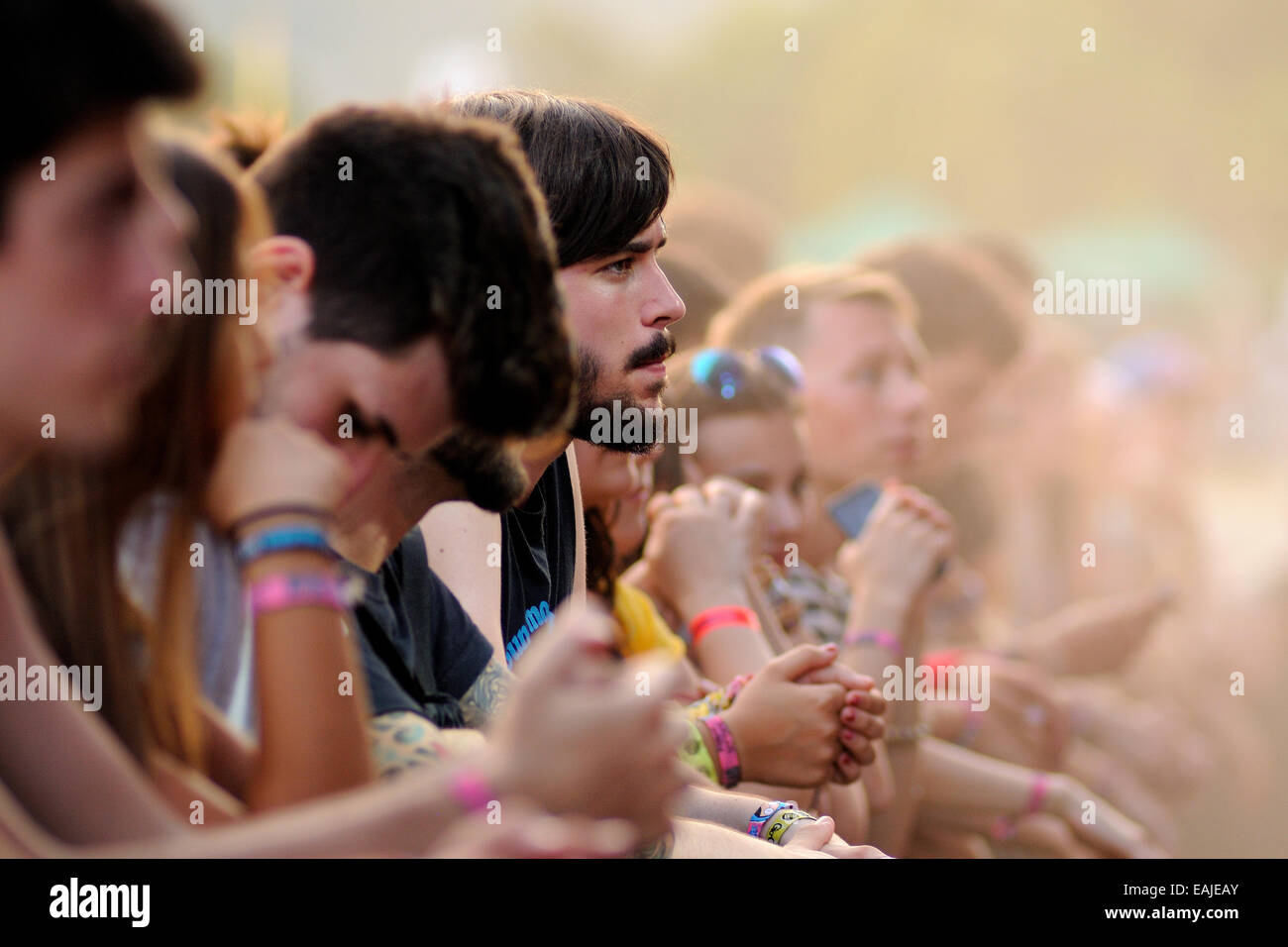 BENICASIM, Spanien - 18.Juli: Zuschauer (Fans) der ersten Zeile beim FIB (Festival Internacional de Benicassim) 2013 Festival. Stockfoto