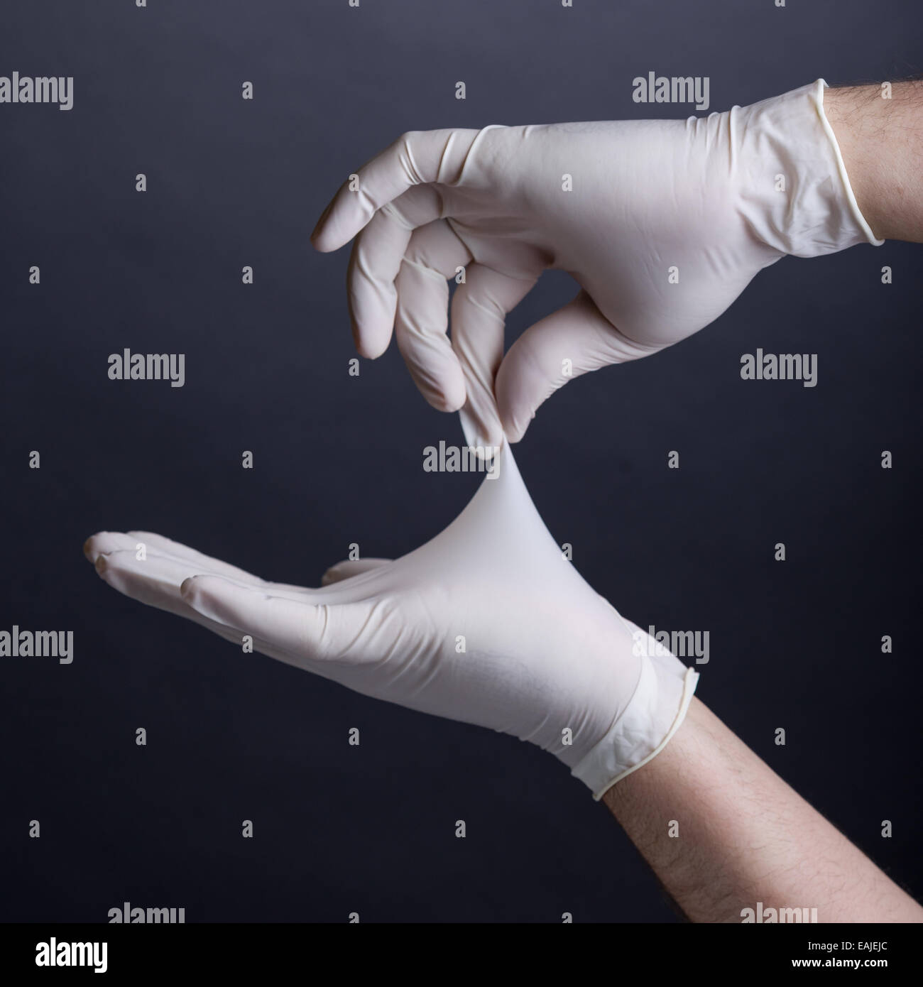 Männliche Hände in Latexhandschuhe Stockfoto