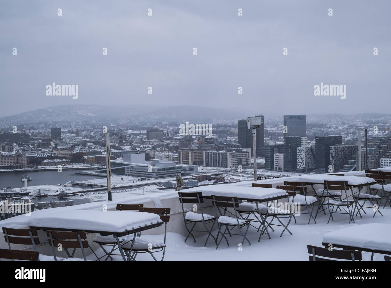 Oslo Hafen und das Opernhaus Gebiet im Winter von Ekeberg Restaurant gesehen. Stockfoto