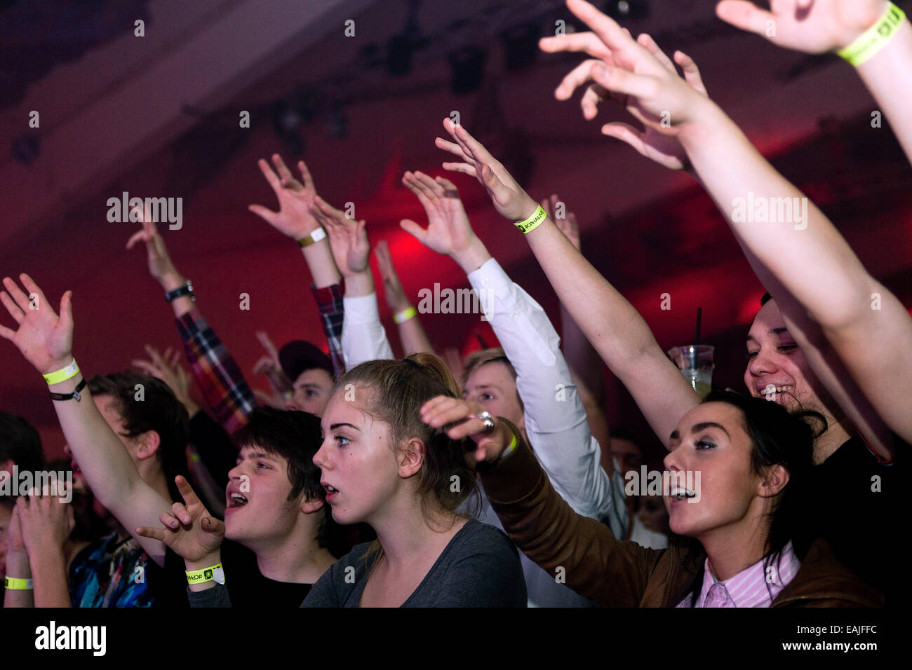 Kopenhagen, 15. November 2014: Begeistert Publikum bei der elektronischen Tanzmusik Veranstaltung, Kopenhagen lebendig, die 9 DJ Gruppen – darunter die holländische Gruppe vorgestellt: Showtek. Für volle Foto-Serie, verwenden Sie diese Suche-Taste: Ojp cphalive Credit: OJPHOTOS/Alamy Live News Stockfoto