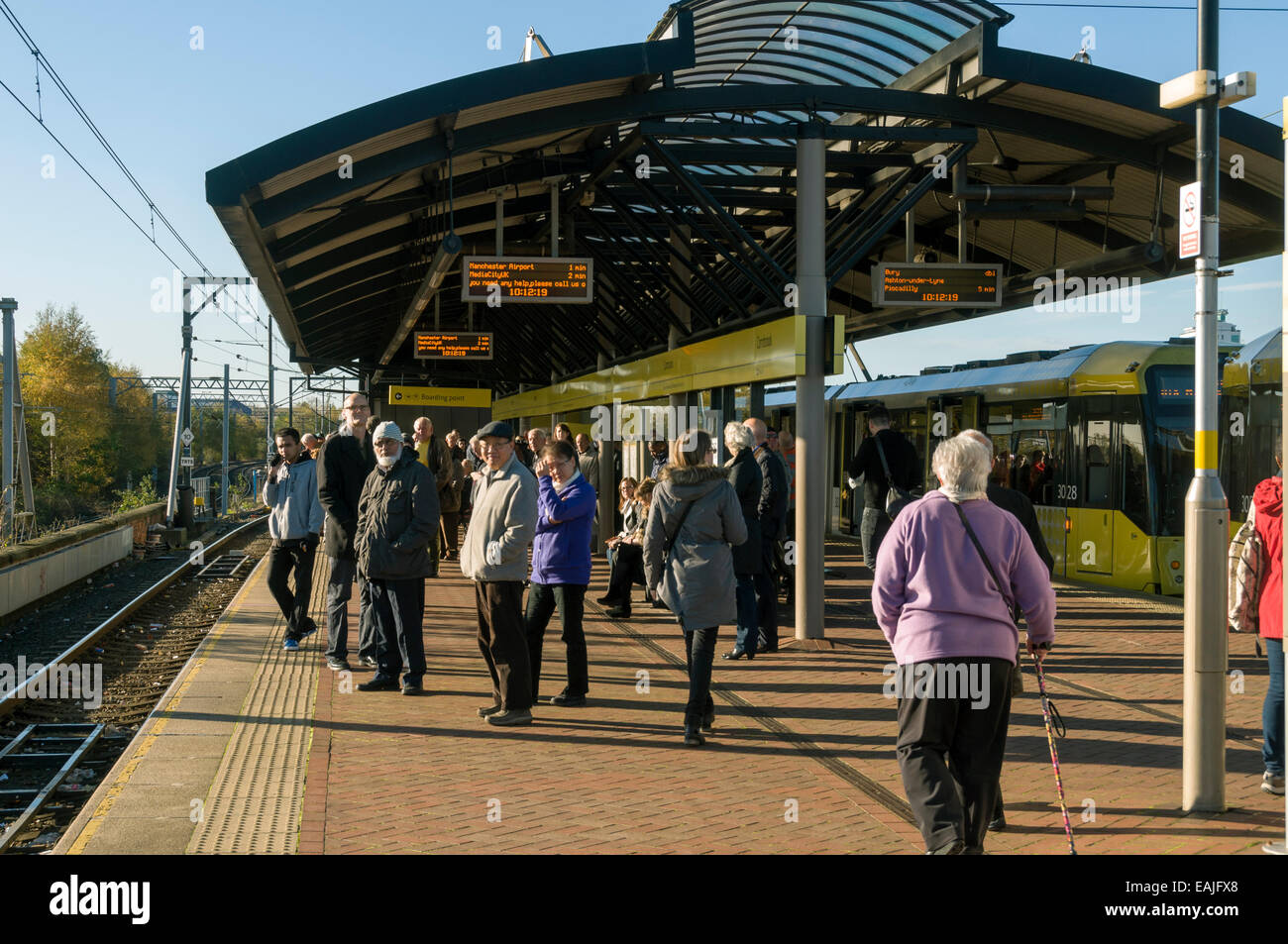 Passagiere warten bei Cornbrook Metrolink Tram Stop, Manchester, England, UK.  Ersten Tag des Services an der Flughafen-Linie. Stockfoto