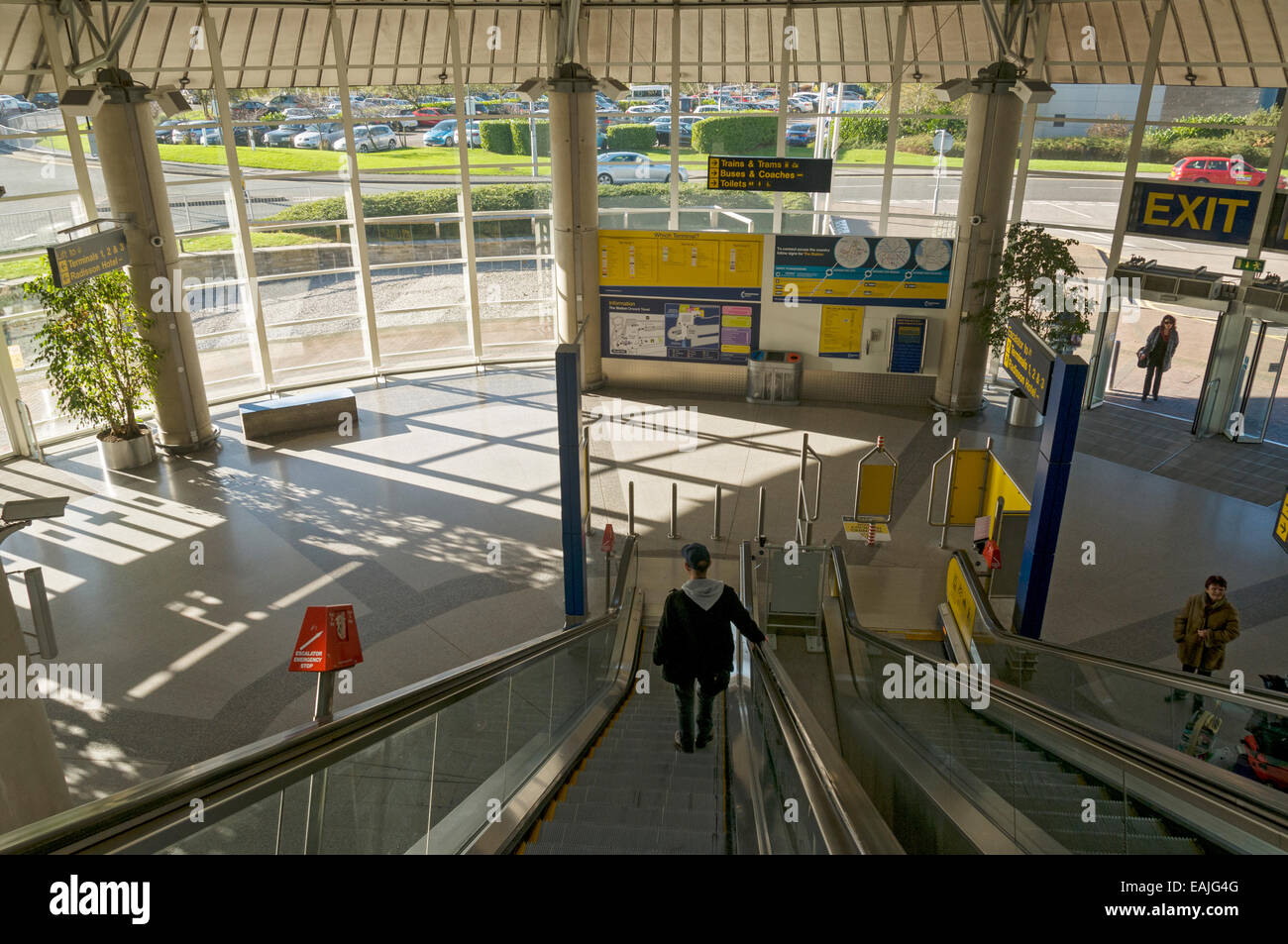 Fußgänger-Eingang und Rolltreppe am Flughafen Manchester, Manchester, England, UK Stockfoto