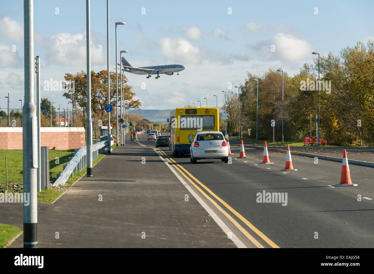 Flugzeug landet auf dem Flughafen von Manchester, vom Ringway Road West, Manchester, England, UK Stockfoto