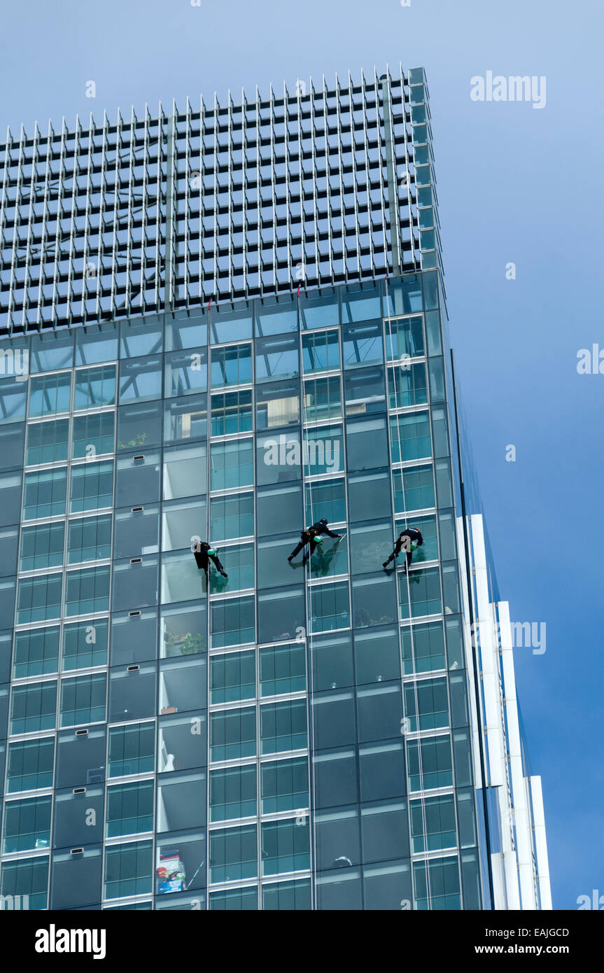 Fensterputzer an Seilen aufgehängt in der Nähe von der Spitze der Beetham Tower, Manchester, England, UK Stockfoto