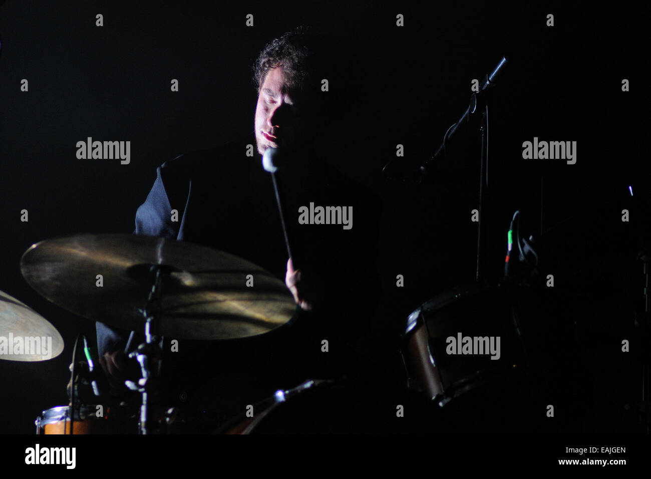 BENICASIM, Spanien - 18 Juli: Daniel Franz, Drummer von Beach House (Band), bei ihrem Konzert im FIB. Stockfoto