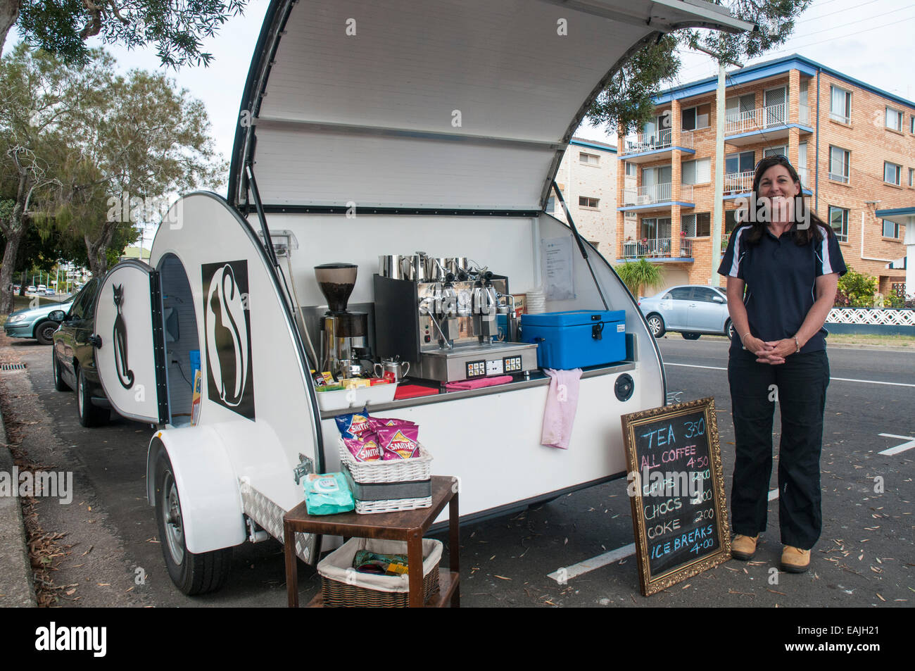Unternehmerin Betrieb einer am Straßenrand mobile Kaffee-Bar an einem Strand in Caloundra, Sunshine Coast, Queensland, Australien Stockfoto