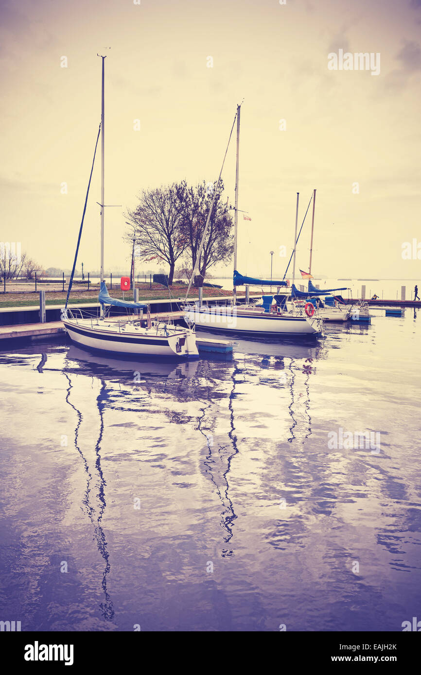 Marina mit Yachten bei Sonnenuntergang, retro Vintage-Effekt. Stockfoto